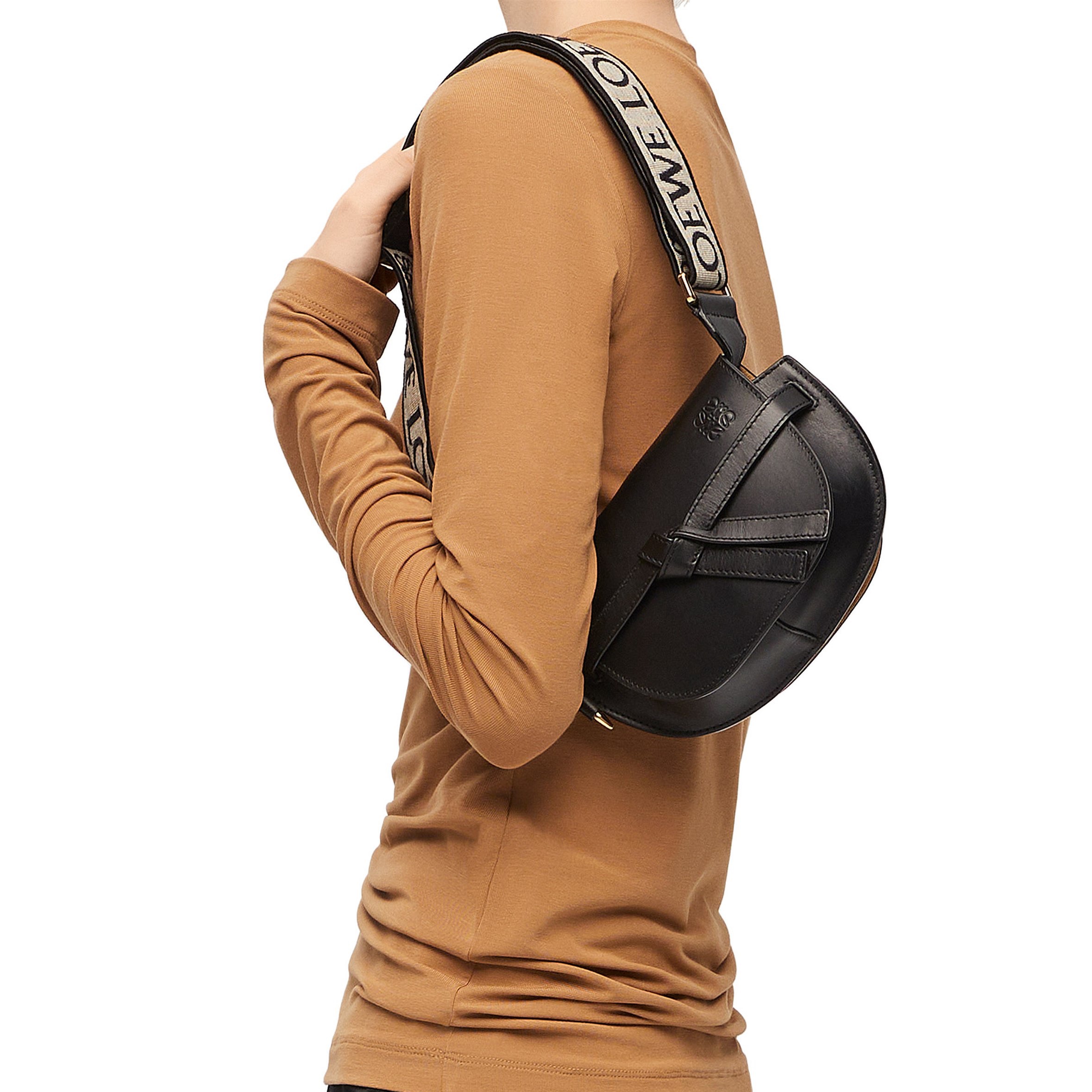 Loewe Mini Gate Dual Bag in Soft Calfskin and Jacquard Black 착용 스타일 - 2