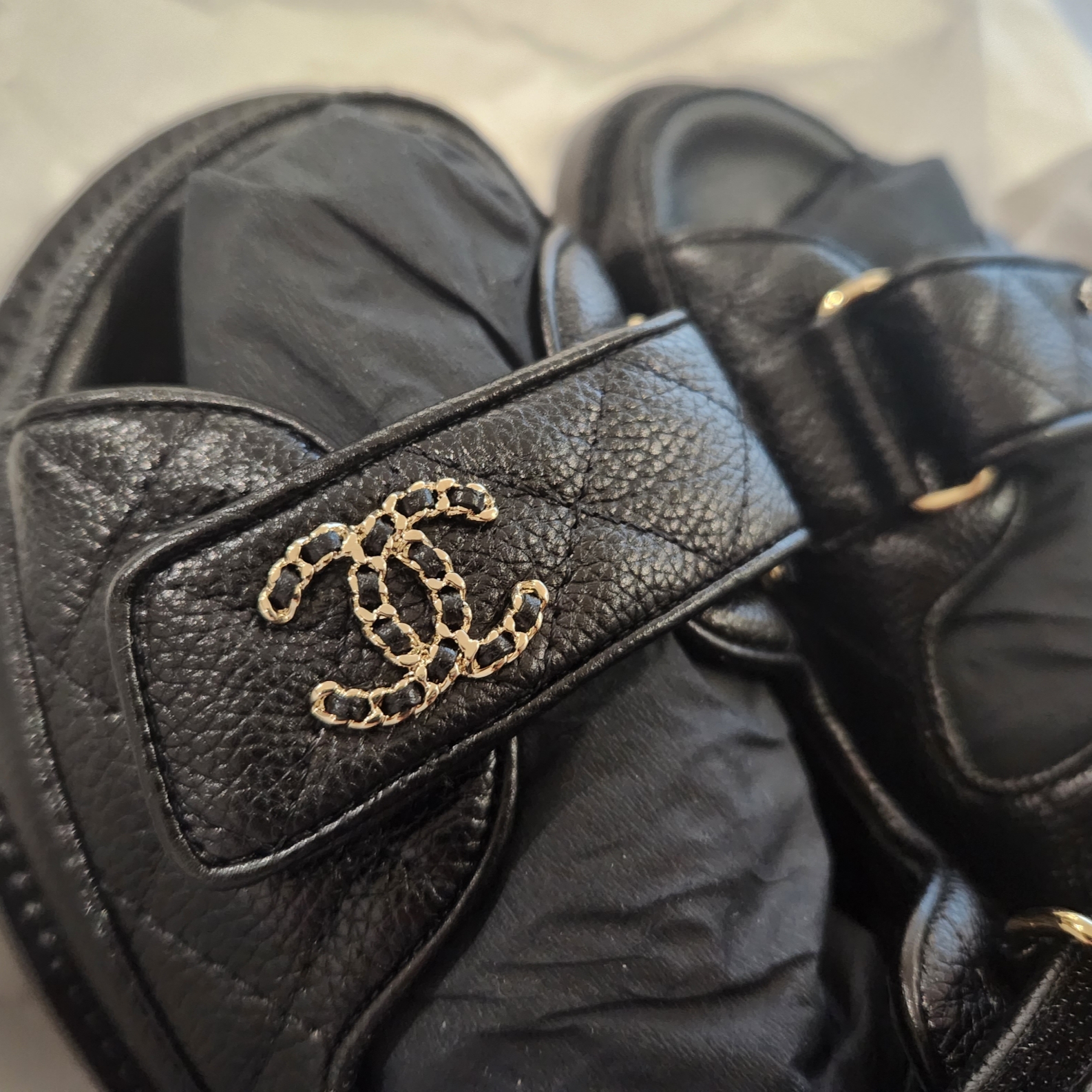 (W) Chanel Sandals Grained Calfskin & Black 착용 스타일