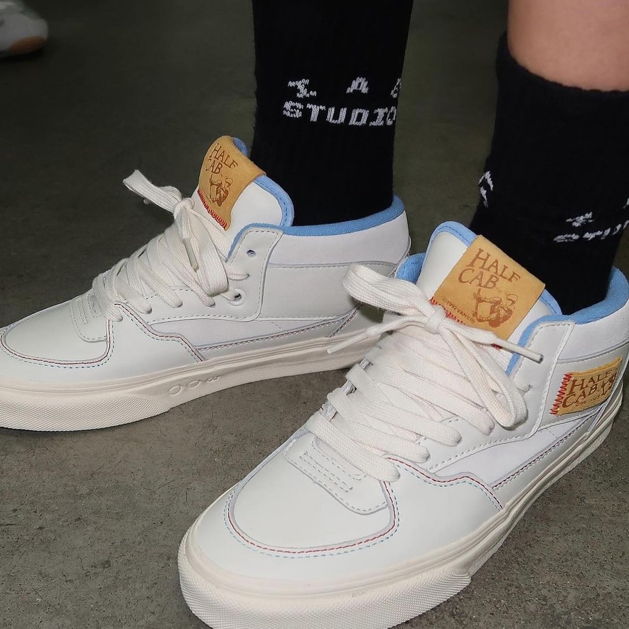 Vans x IAB Studio Half Cab Marshmallow Antique White 착용 스타일 - 3