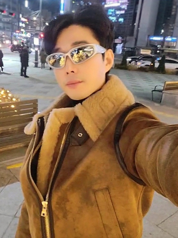 Balenciaga Swift Oval Sunglasses Silver, Gucci GG Marmont Leather Belt with Double G Buckle Black Brass 착용 스타일 - 2