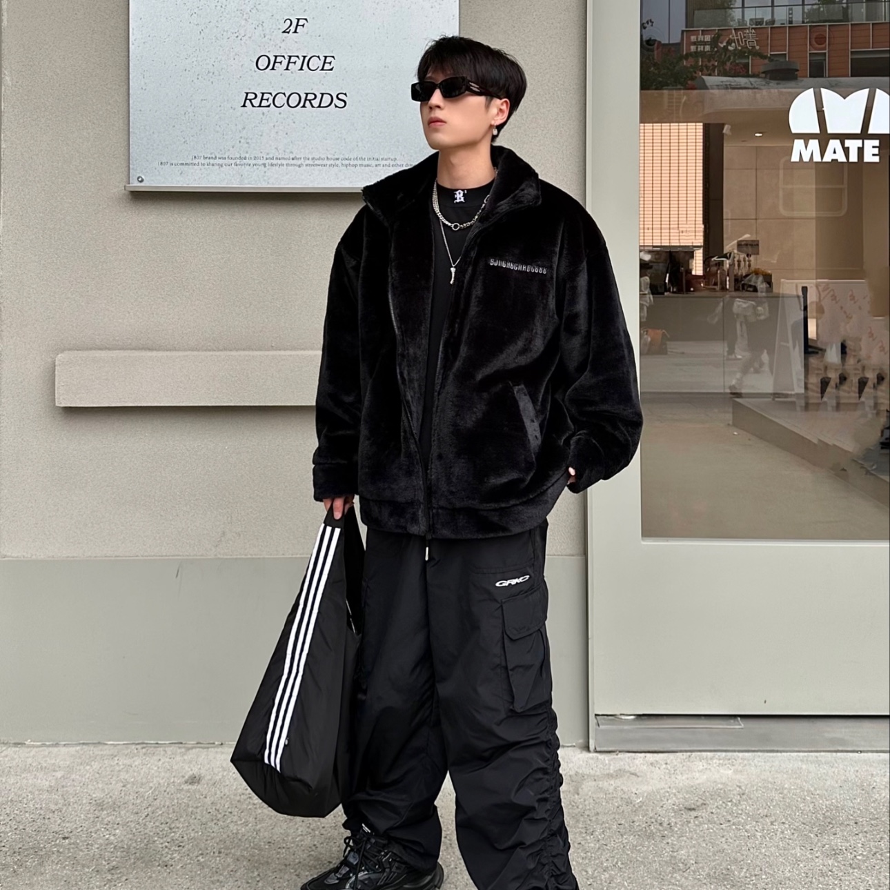 Adidas Always Original Shoulder Bag Black 착용 스타일 - 2