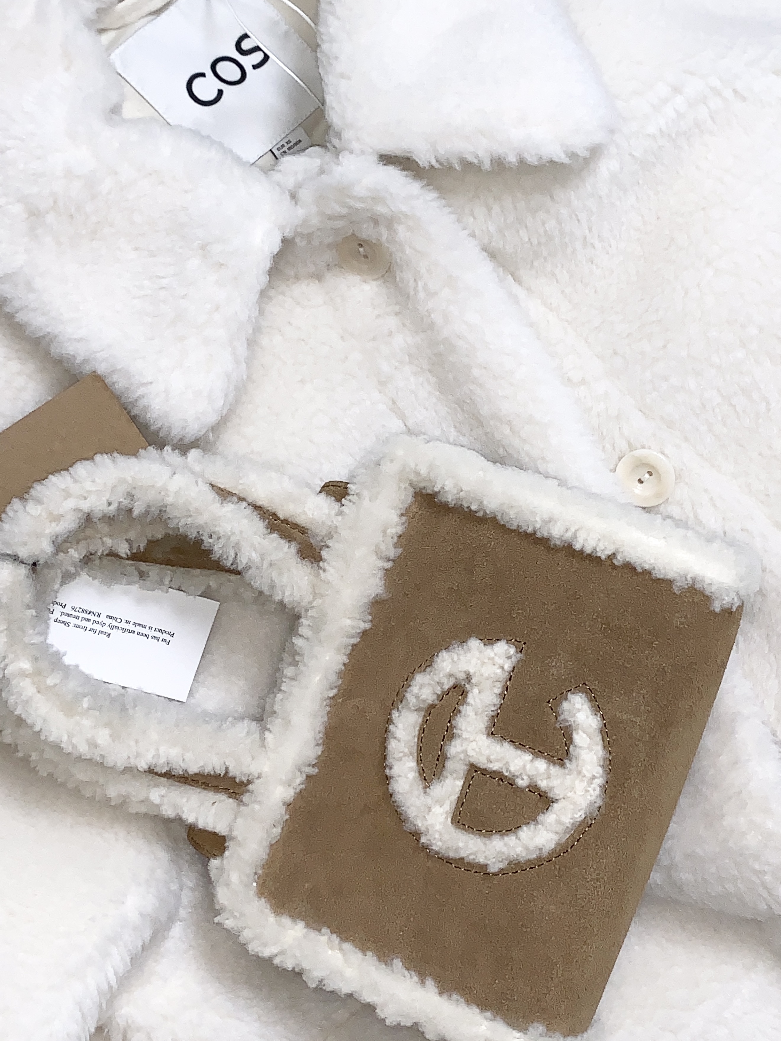 Telfar x UGG Small Shopping Bag Chestnut 착용 스타일