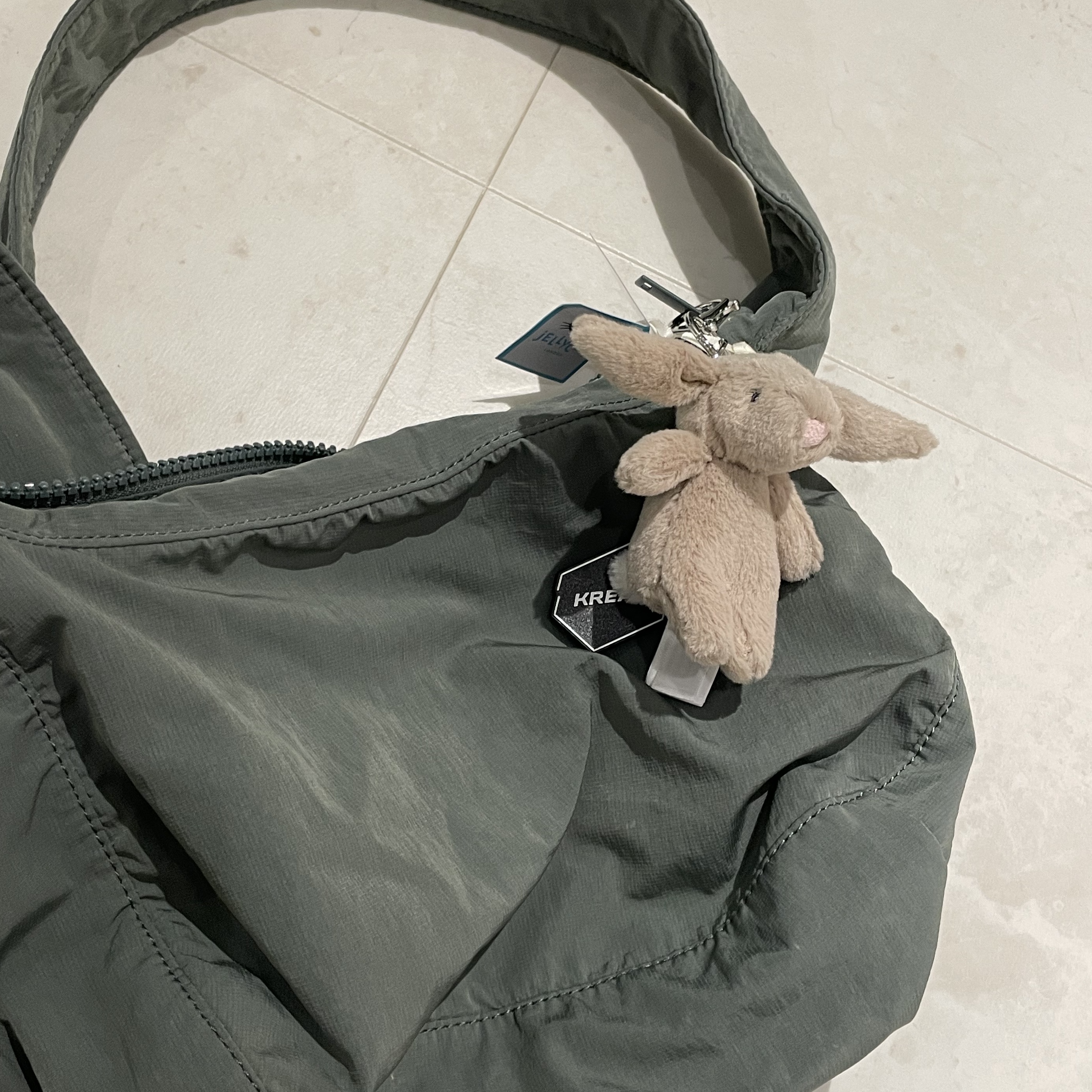 Jellycat Bashful Bunny Bag Charm Beige, COS Quilted Mini Bag Light Grey 착용 스타일 - 3