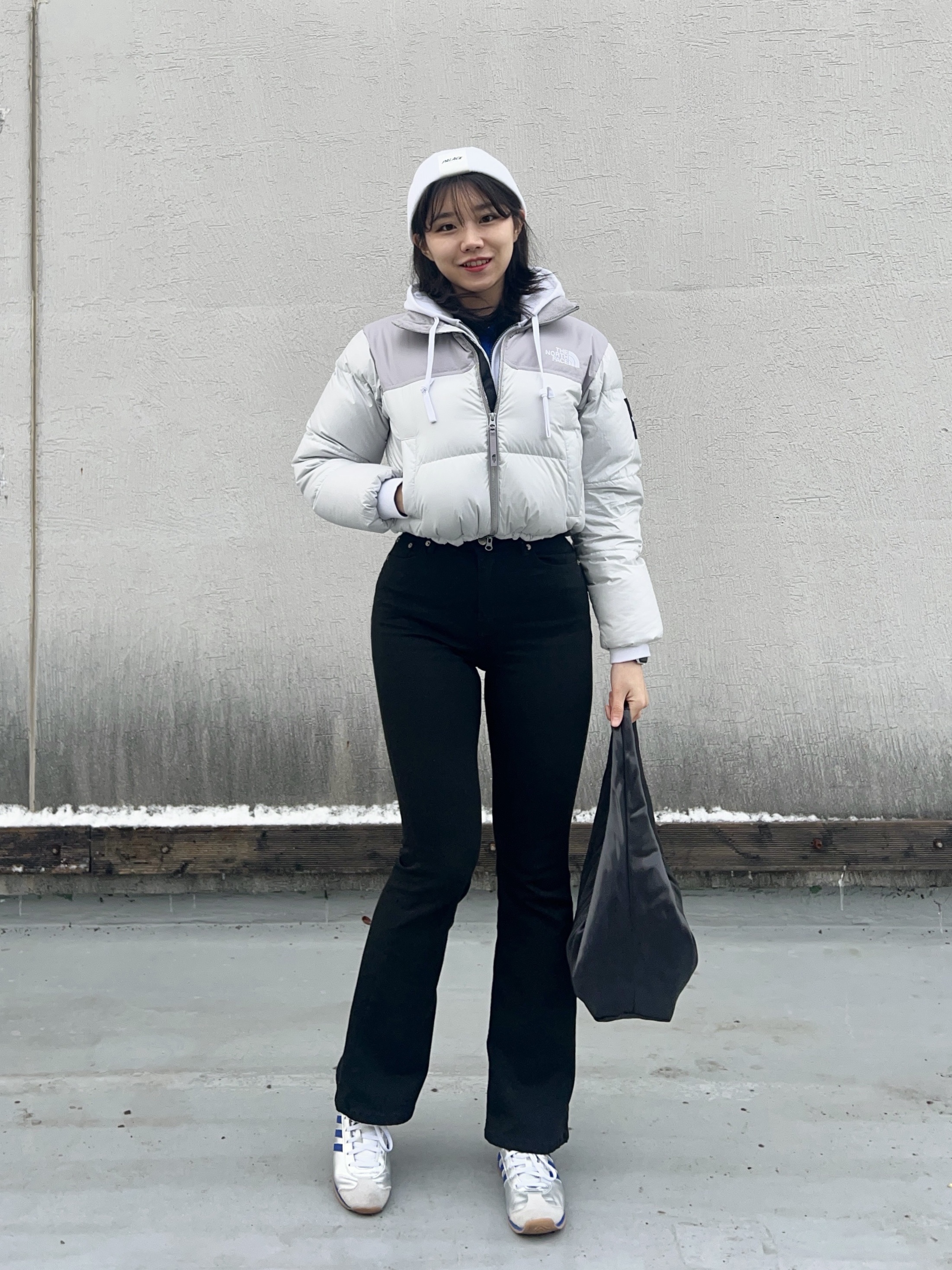 (W) The North Face White Label Novelty Nuptse Down Jacket Ice Gray, COS Mini High-Shine Shoulder Bag Navy 착용 스타일 - 2