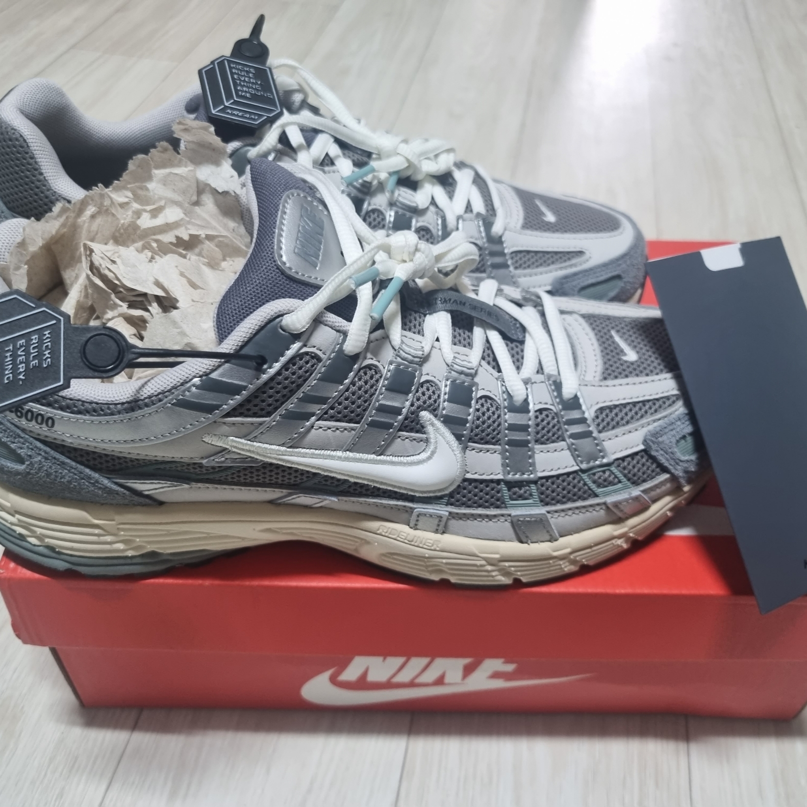 Nike P-6000 Flat Pewter Light Iron Ore 착용 스타일
