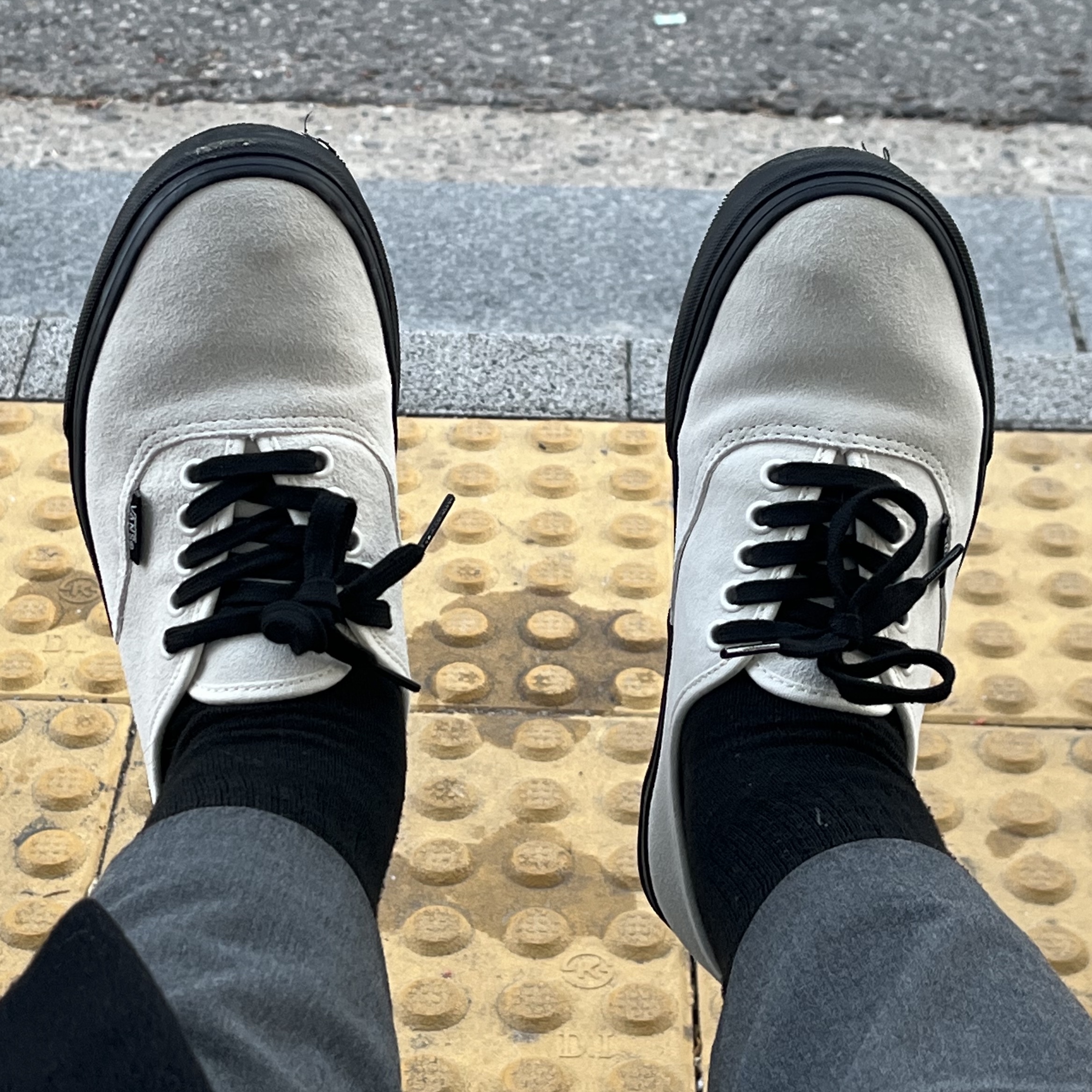 Vans Authentic Suede Marshmallow Black 착용 스타일 - 1