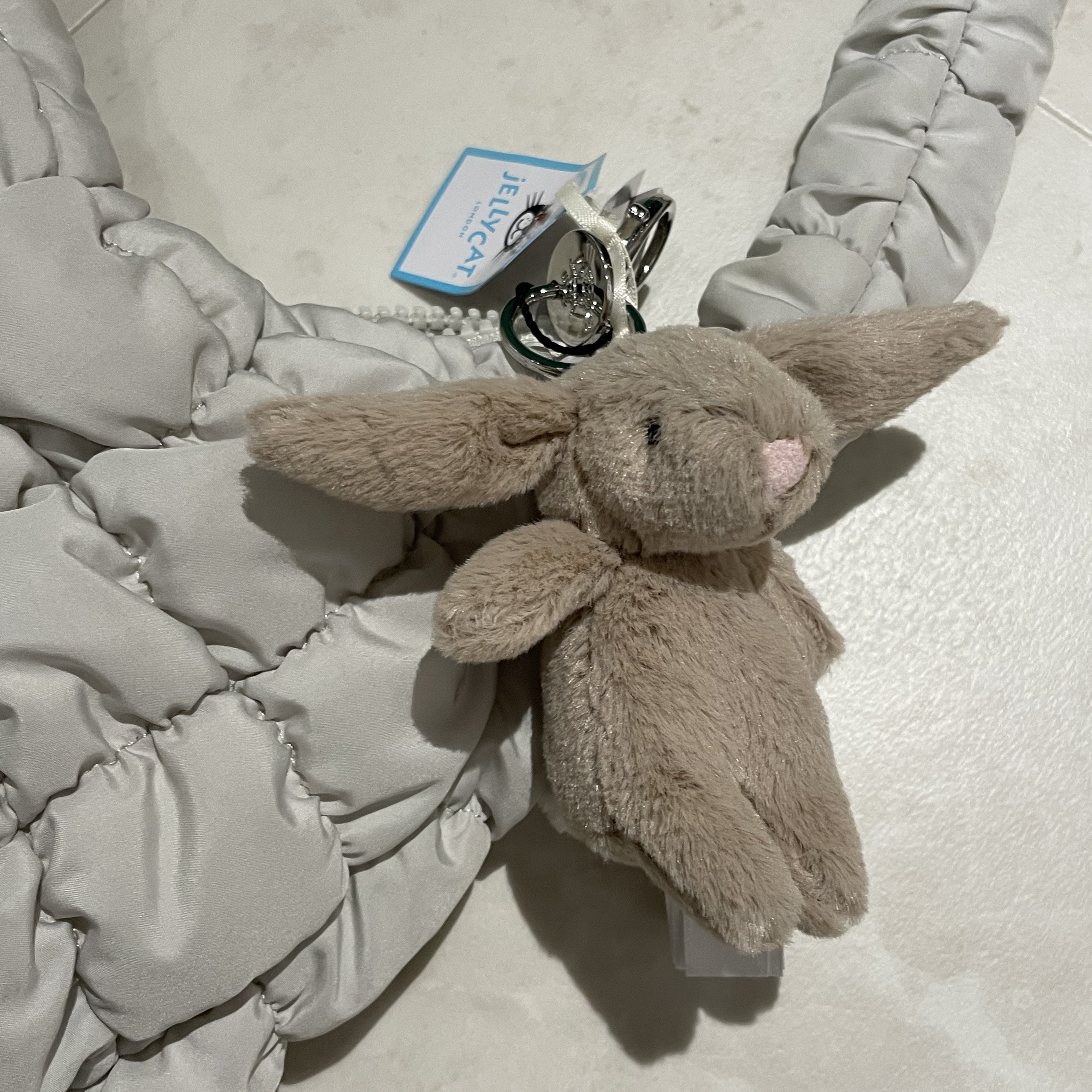 Jellycat Bashful Bunny Bag Charm Beige, COS Quilted Mini Bag Light Grey 착용 스타일 - 2