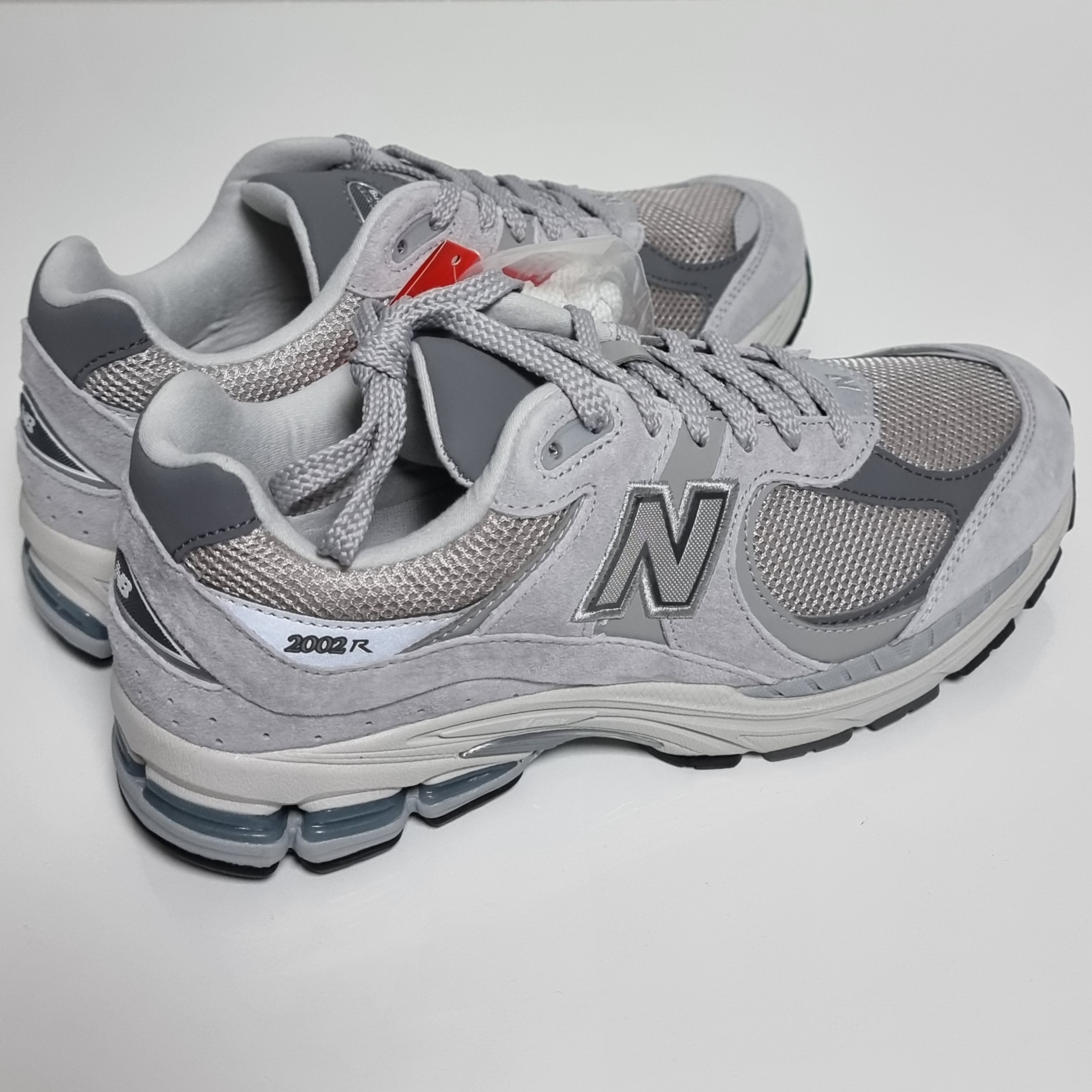 New Balance 2002R T2 Gray 착용 스타일