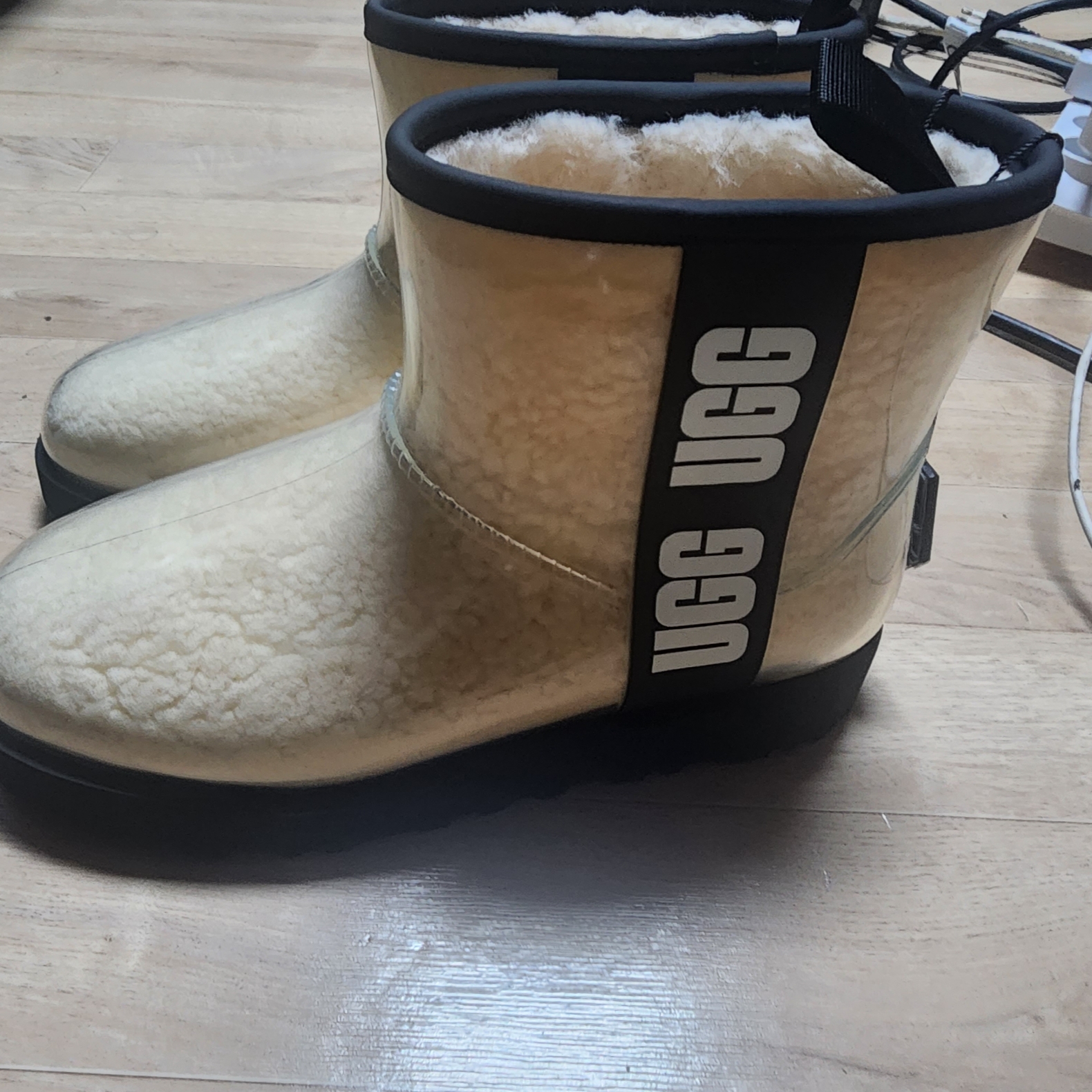 (W) UGG Classic Clear Mini Boots Natural Black 착용 스타일