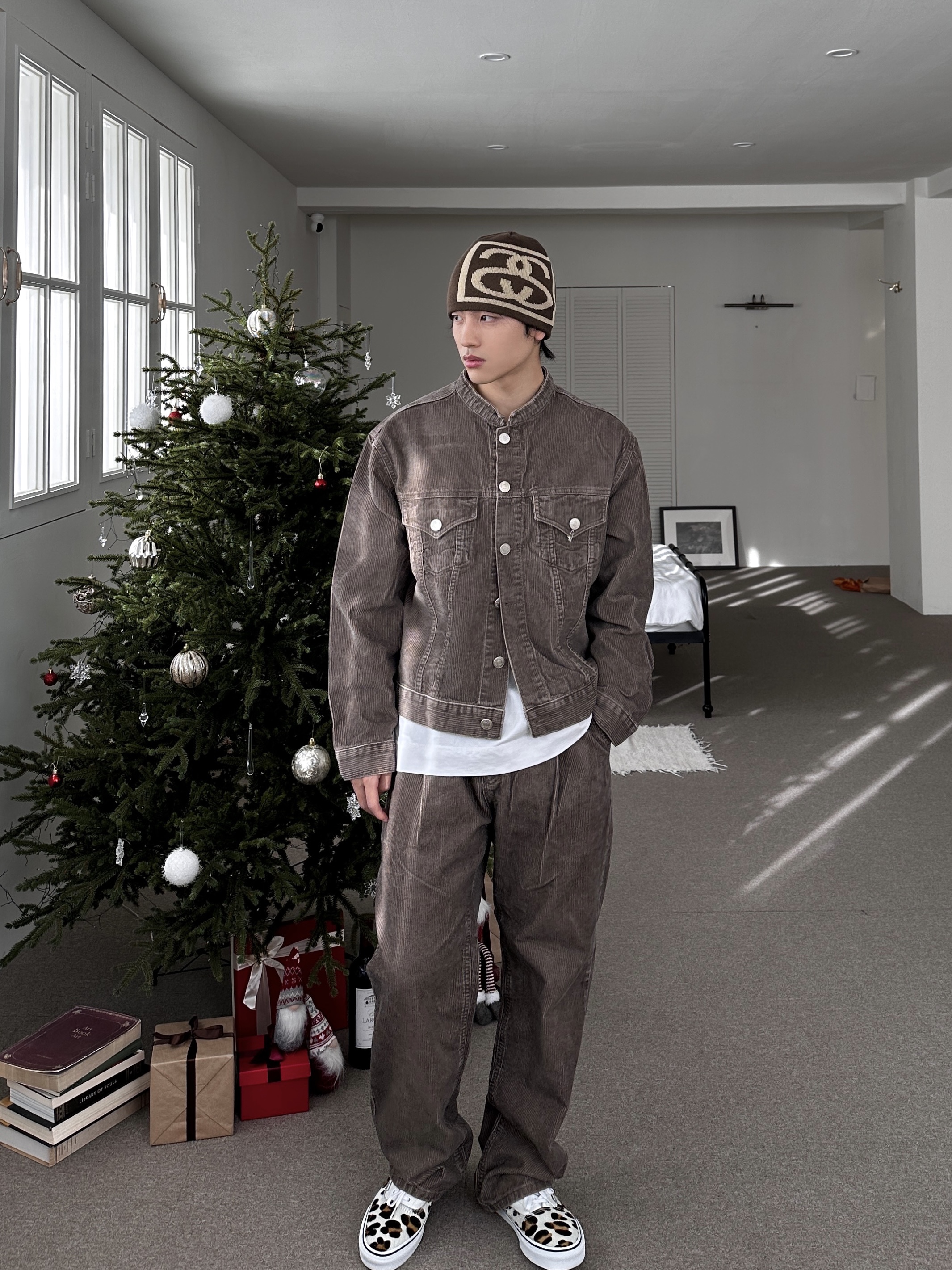 Stussy SS Link Skullcap Beanie Brown, Vans Era Leopard True White 착용 스타일 - 7