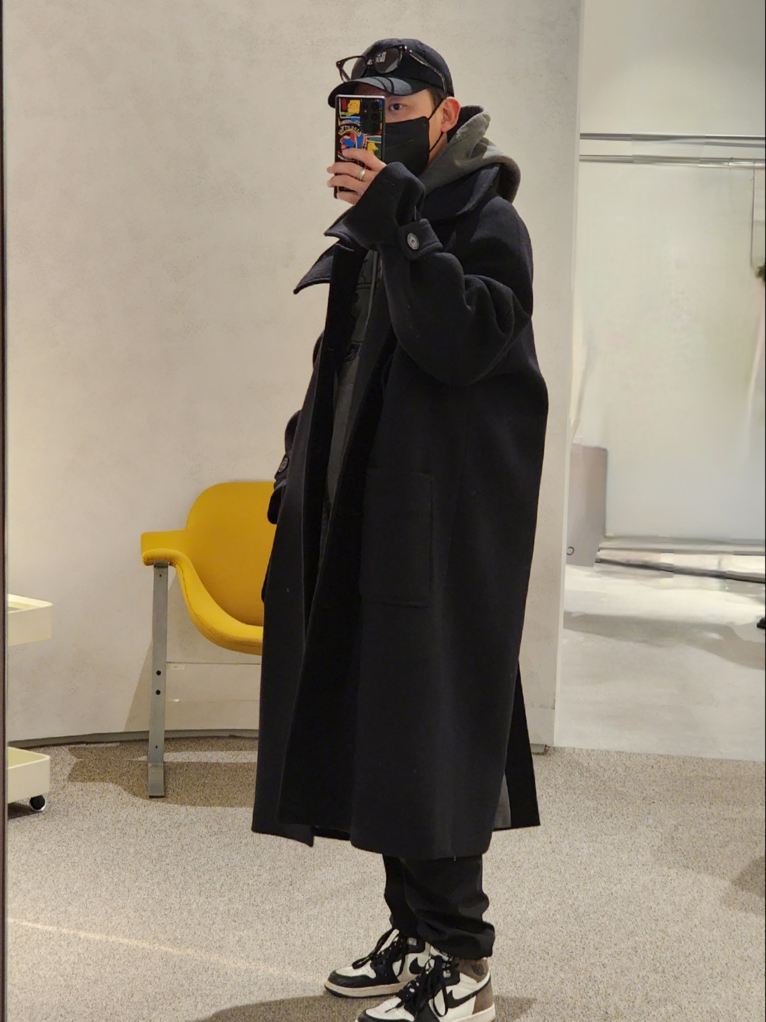 Undermycar Legion.02 Balmacaan Oversized Wool Coat Black, Jordan 1 Retro High OG Black Mocha 착용 스타일