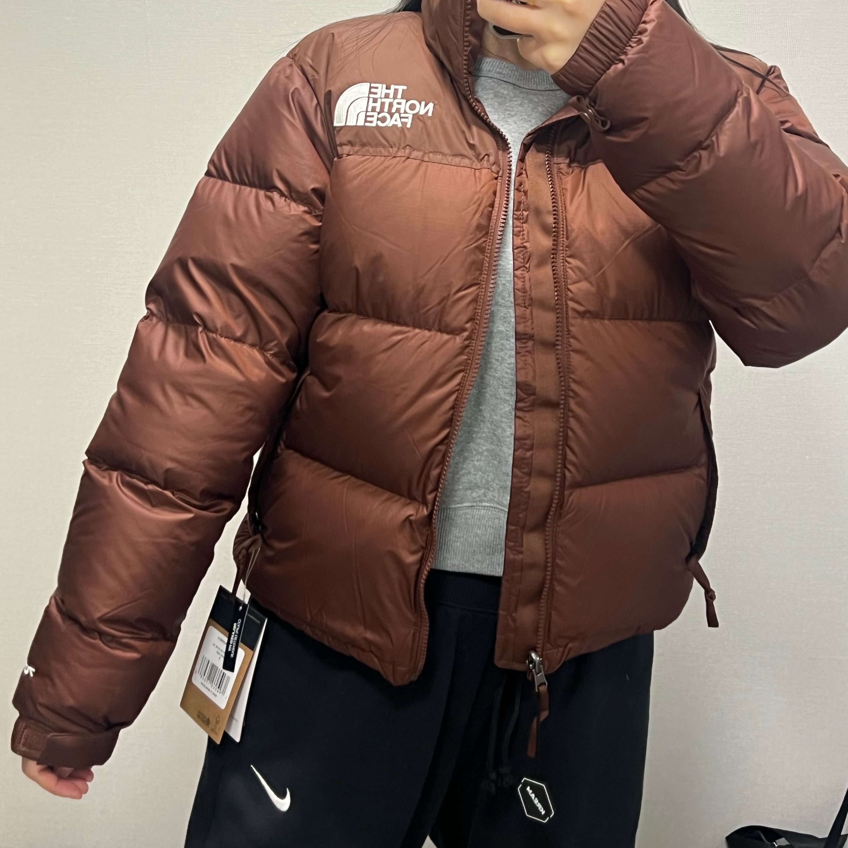 (W) The North Face 1996 Retro Nuptse Jacket Dark Oak 착용 스타일