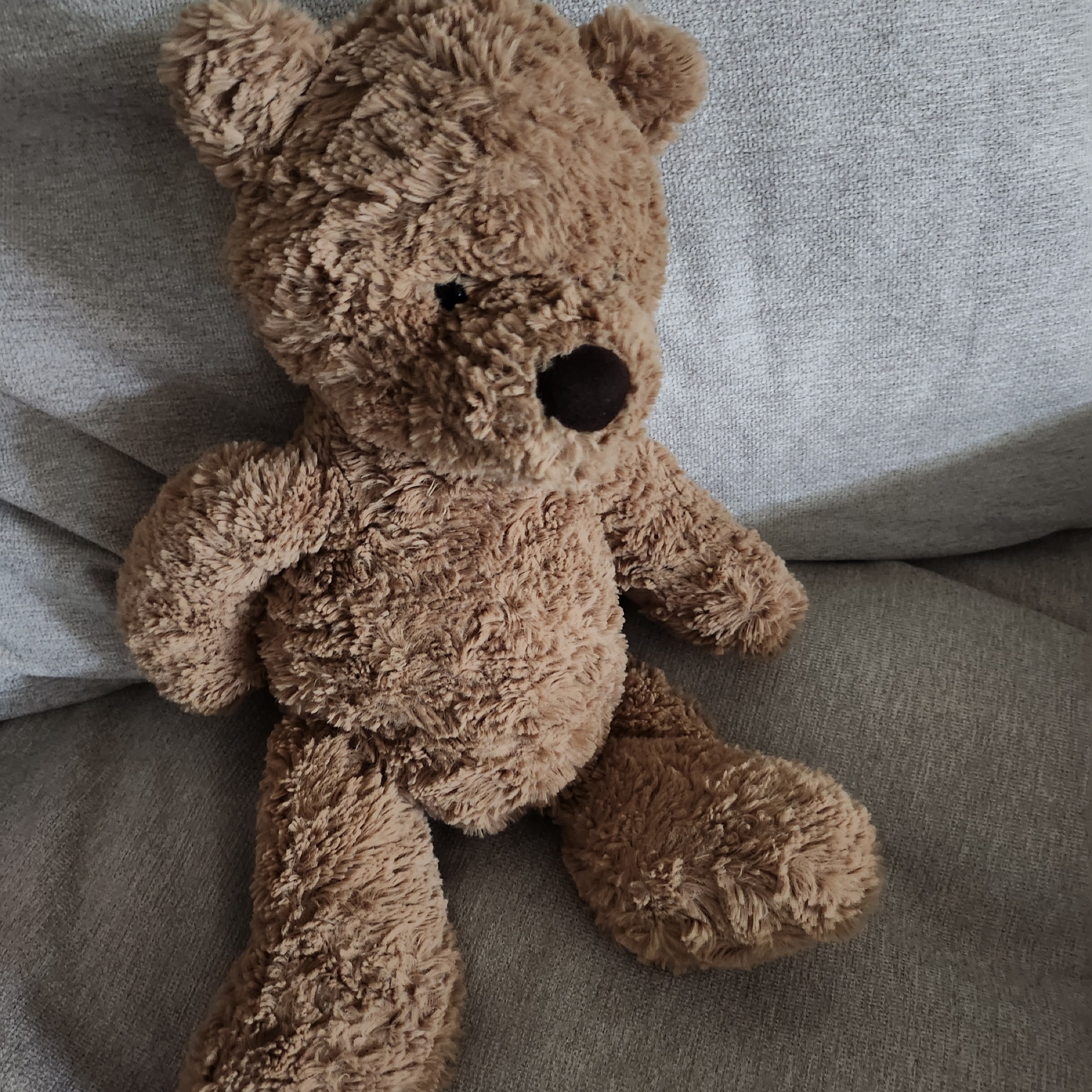 Jellycat Bumbly Bear Medium Brown 착용 스타일