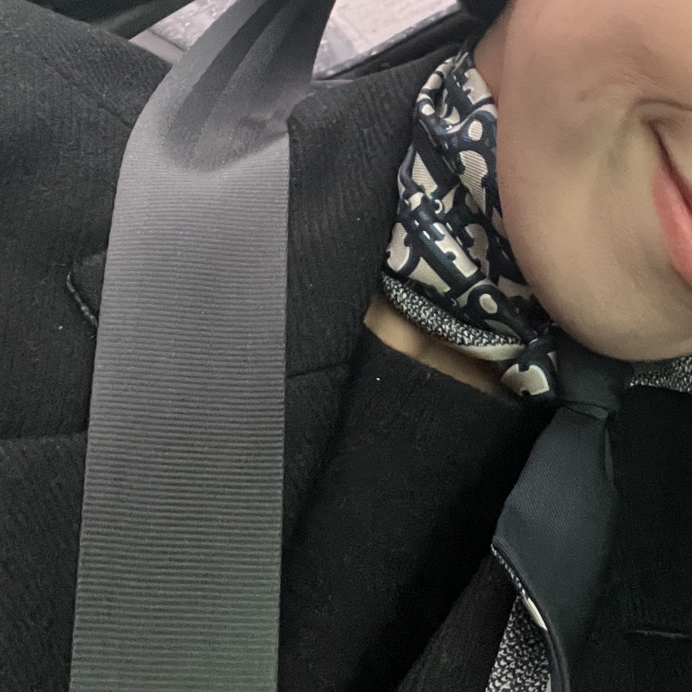 (W) Dior Oblique Mitzah Scarf Silk Twill Navy Blue 착용 스타일