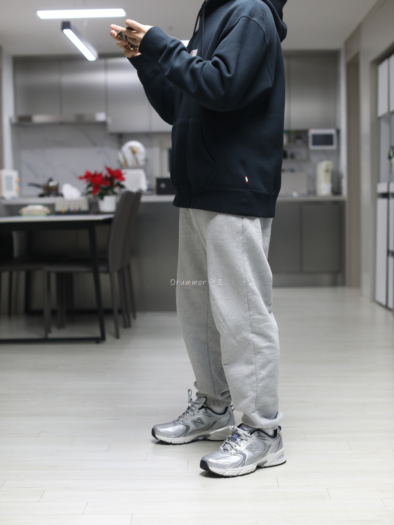 New Balance x Yeseyesee 530 Silver Royal Blue 착용 스타일 - 1