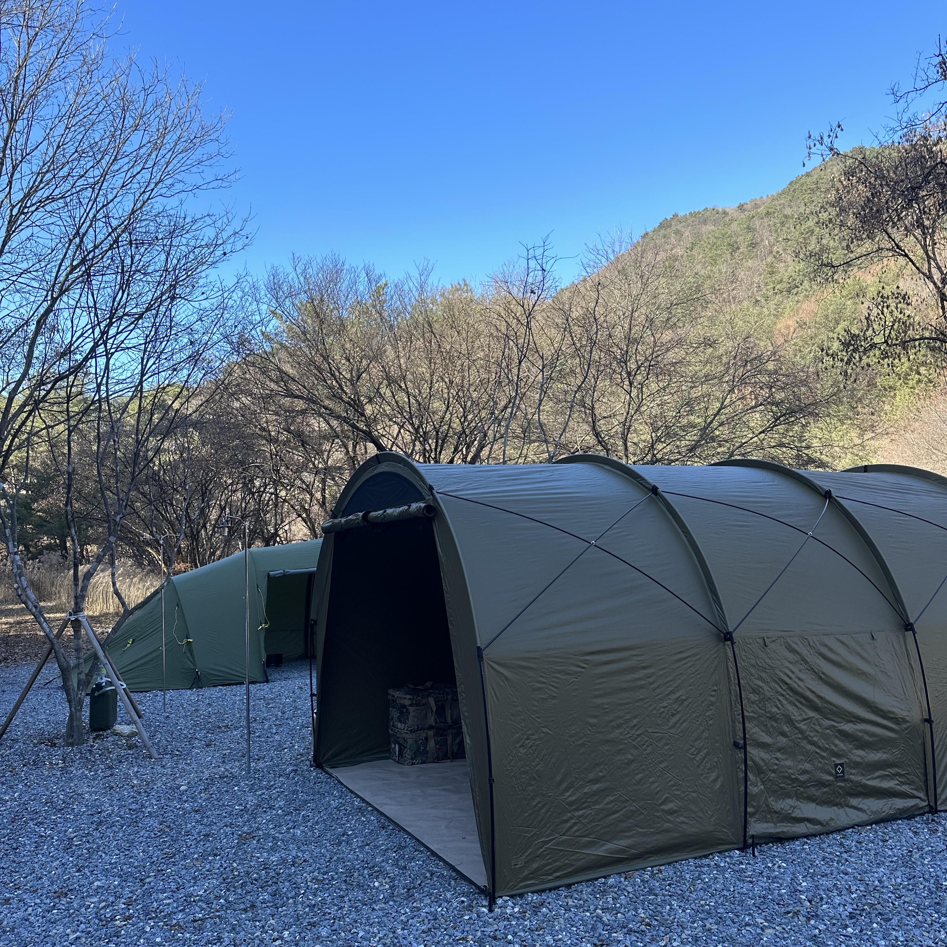 Helinox Tactical Field Tunnel 4.35 Coyote Tan 착용 스타일 - 3