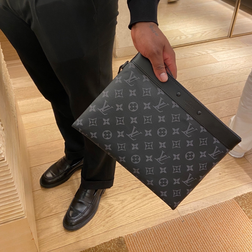 Louis Vuitton Pochette To Go Monogram Eclipse Black 착용 스타일