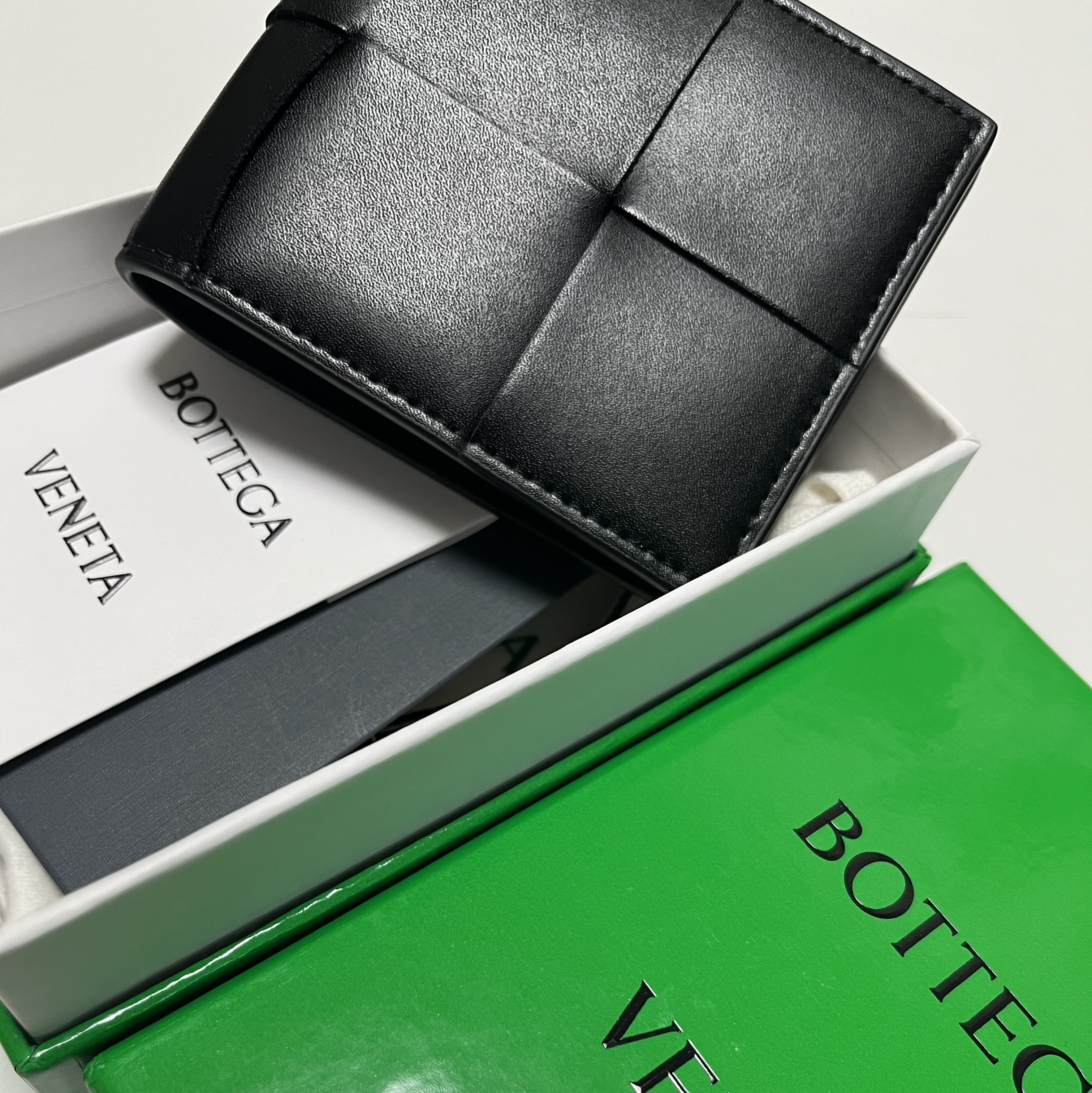 Bottega Veneta Bi-Fold Wallet Black 착용 스타일