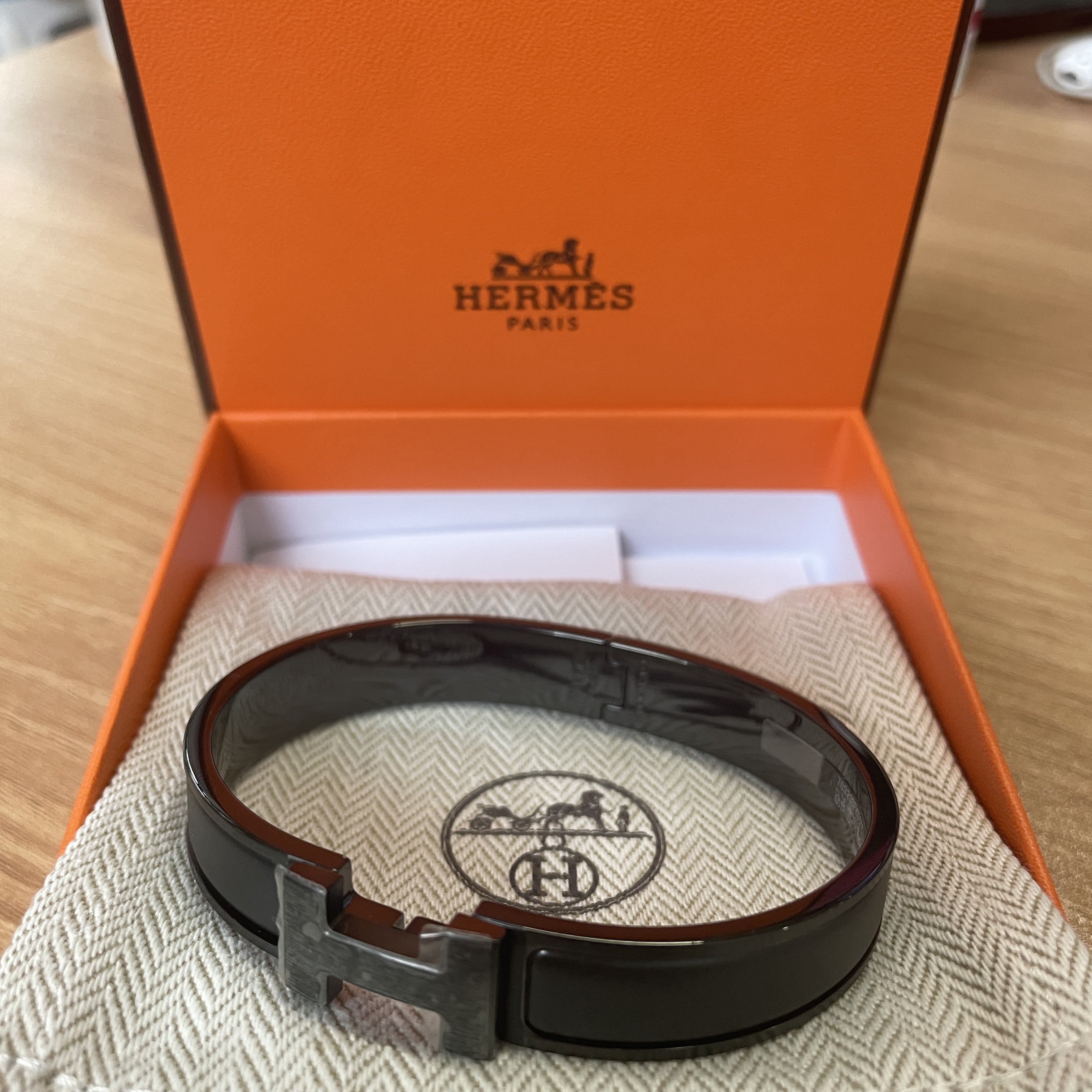Hermes Clic HH Bracelet So Black & Noir Mat 착용 스타일