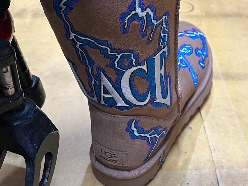 UGG x Palace Lightning Classic Short Boot Chestnut 착용 스타일 - 2
