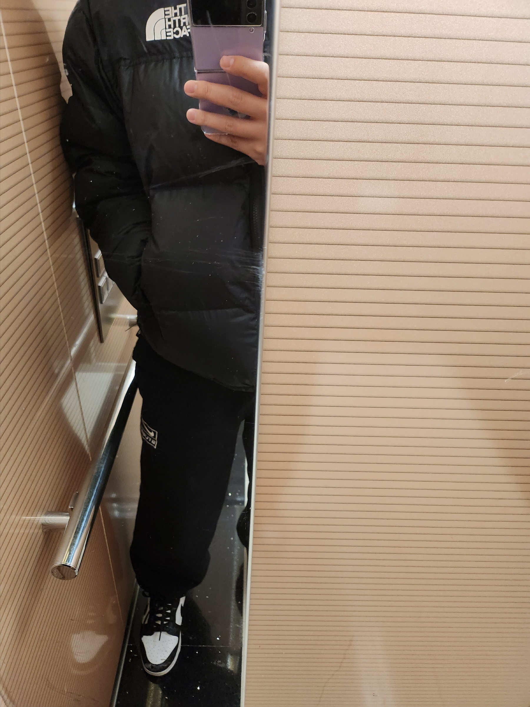 Nike x Stussy Washed Fleece Pants Black (FN5235-010), The North Face 1996 Retro Nuptse Jacket Black 착용 스타일