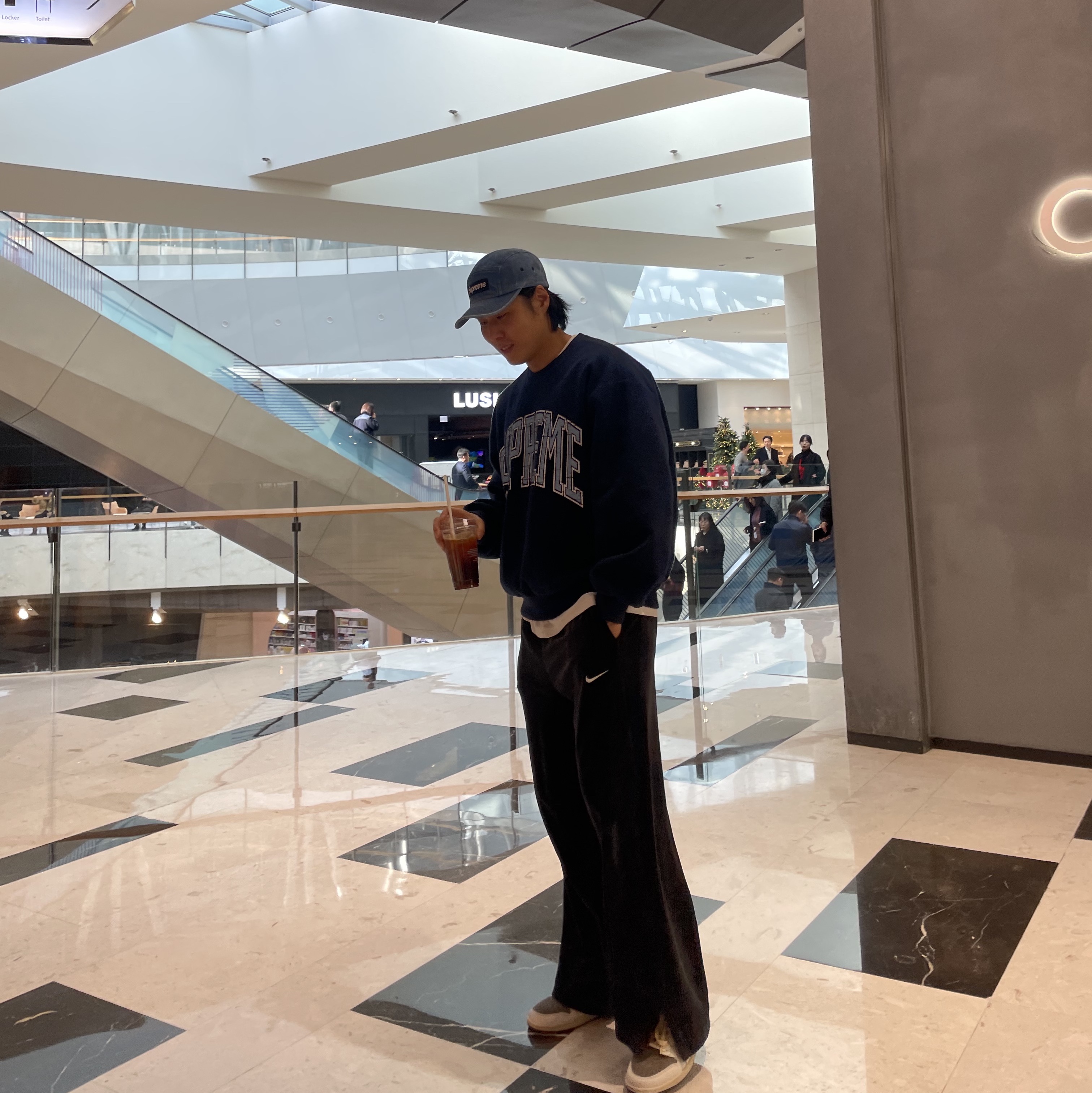 Supreme Inside Out Crewneck Navy - 23FW, Jordan 1 x Travis Scott Retro Low OG SP Sail and Ridgerock 착용 스타일 - 2