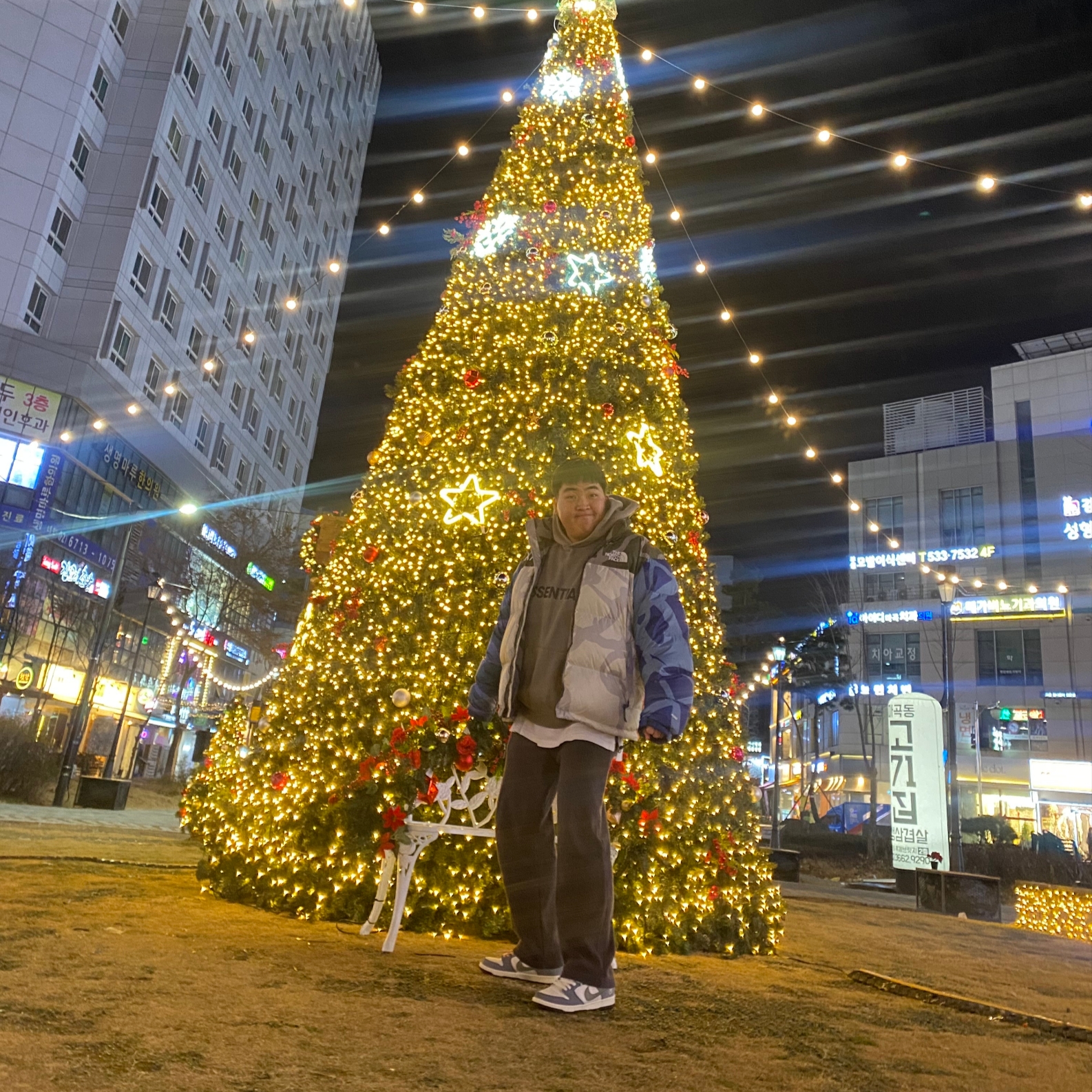 Essentials 3D Silicon Applique Pullover Hoodie Cement - 20FW, The North Face x Kaws 1996 Nuptse Jacket Moonlight Ivory 착용 스타일