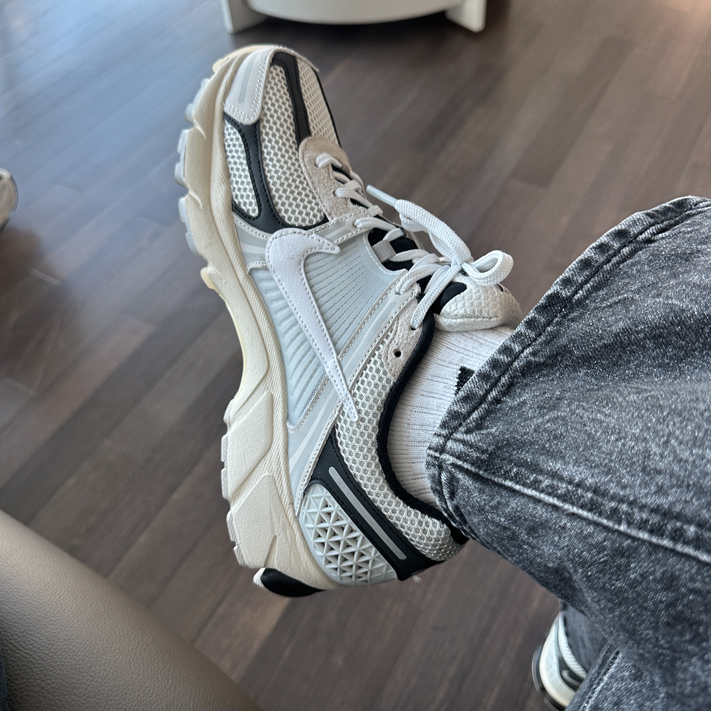 Nike Zoom Vomero 5 Light Bone and Black 착용 스타일 - 2
