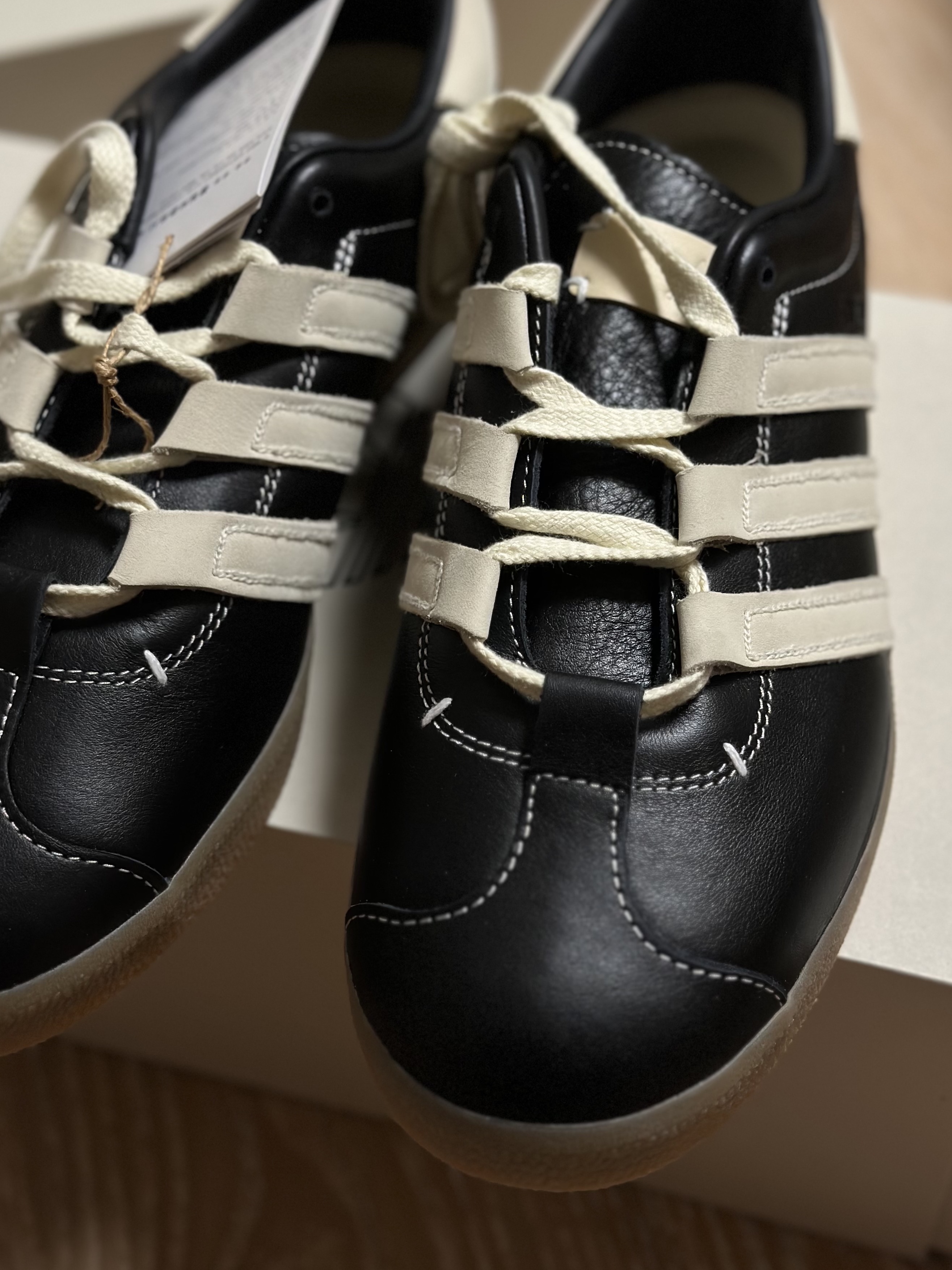 Adidas x Foot Industry Gazelle Core Black Cream White 착용 스타일 - 3