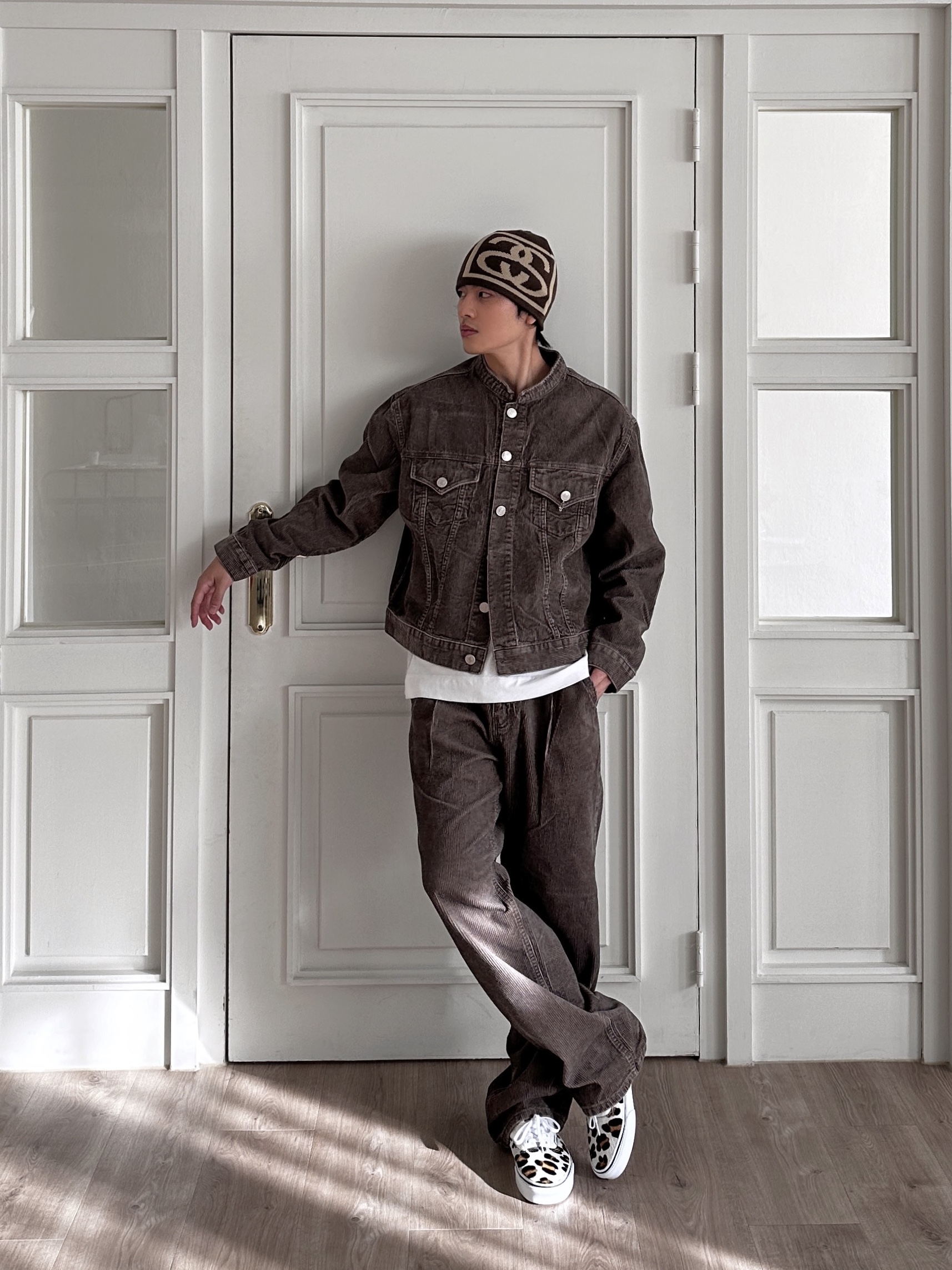 Stussy SS Link Skullcap Beanie Brown, Vans Era Leopard True White 착용 스타일 - 4