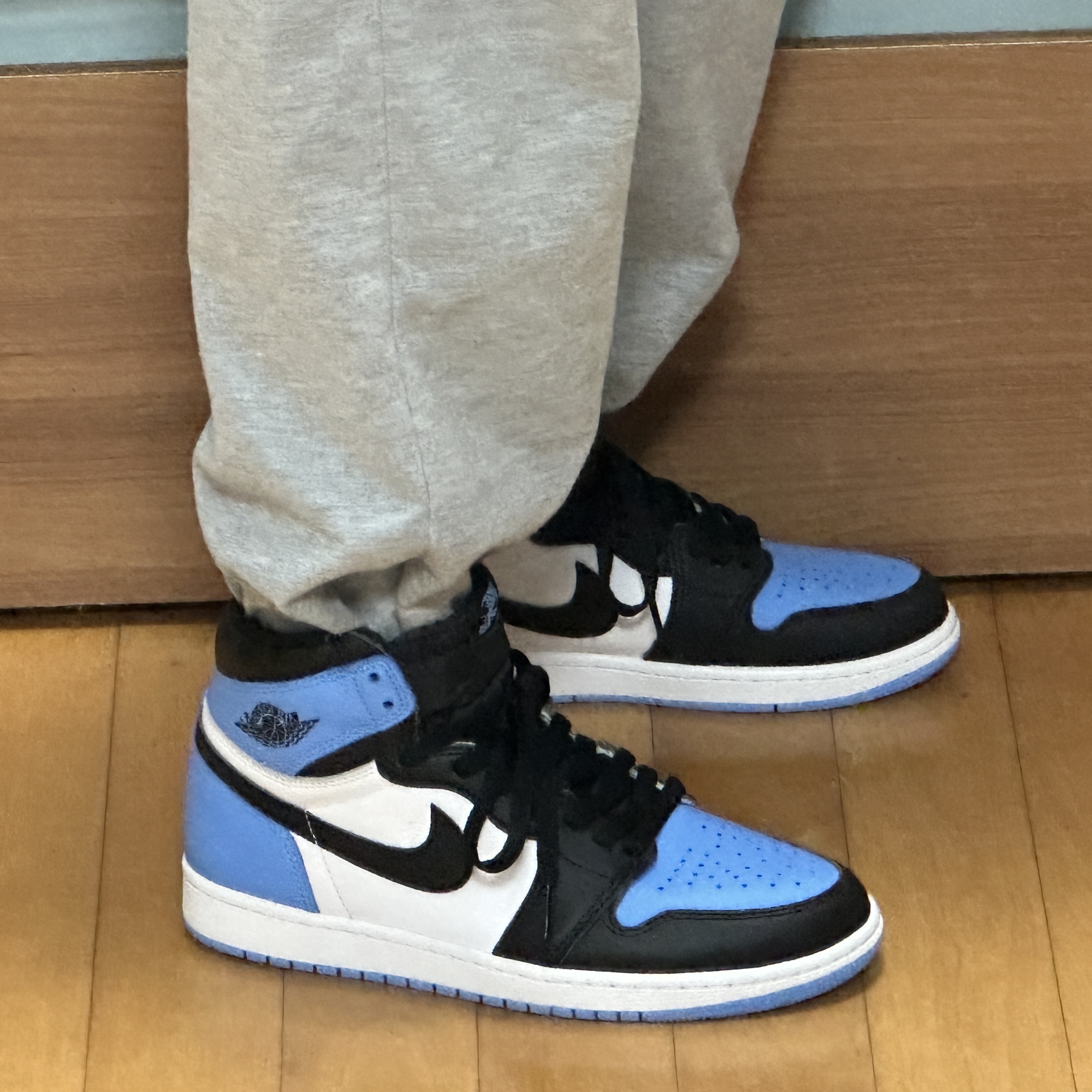 Jordan 1 Retro High OG University Blue 착용 스타일 - 3