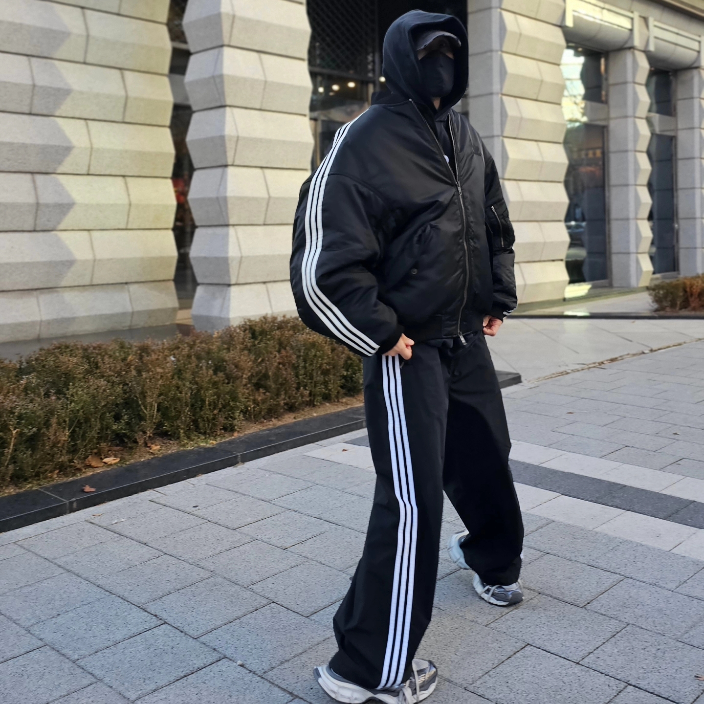 Balenciaga x Adidas Tracksuit Trousers Black, Balenciaga x Adidas Bomber Jacket Black 착용 스타일 - 6