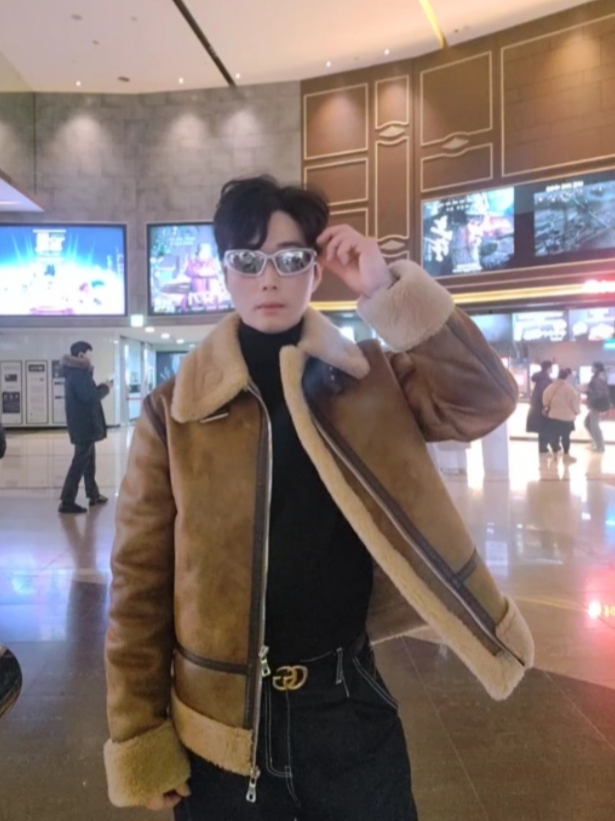 Balenciaga Swift Oval Sunglasses Silver, Gucci GG Marmont Leather Belt with Double G Buckle Black Brass 착용 스타일 - 1