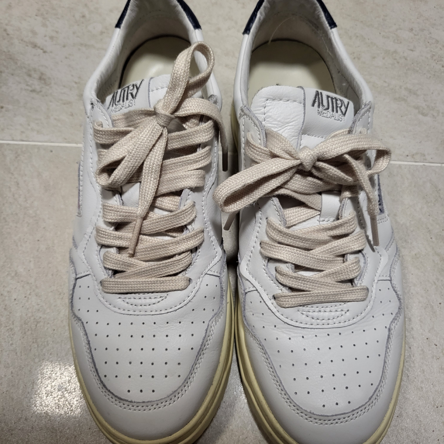 Autry Medalist Low Leather Sneakers White Blue 착용 스타일
