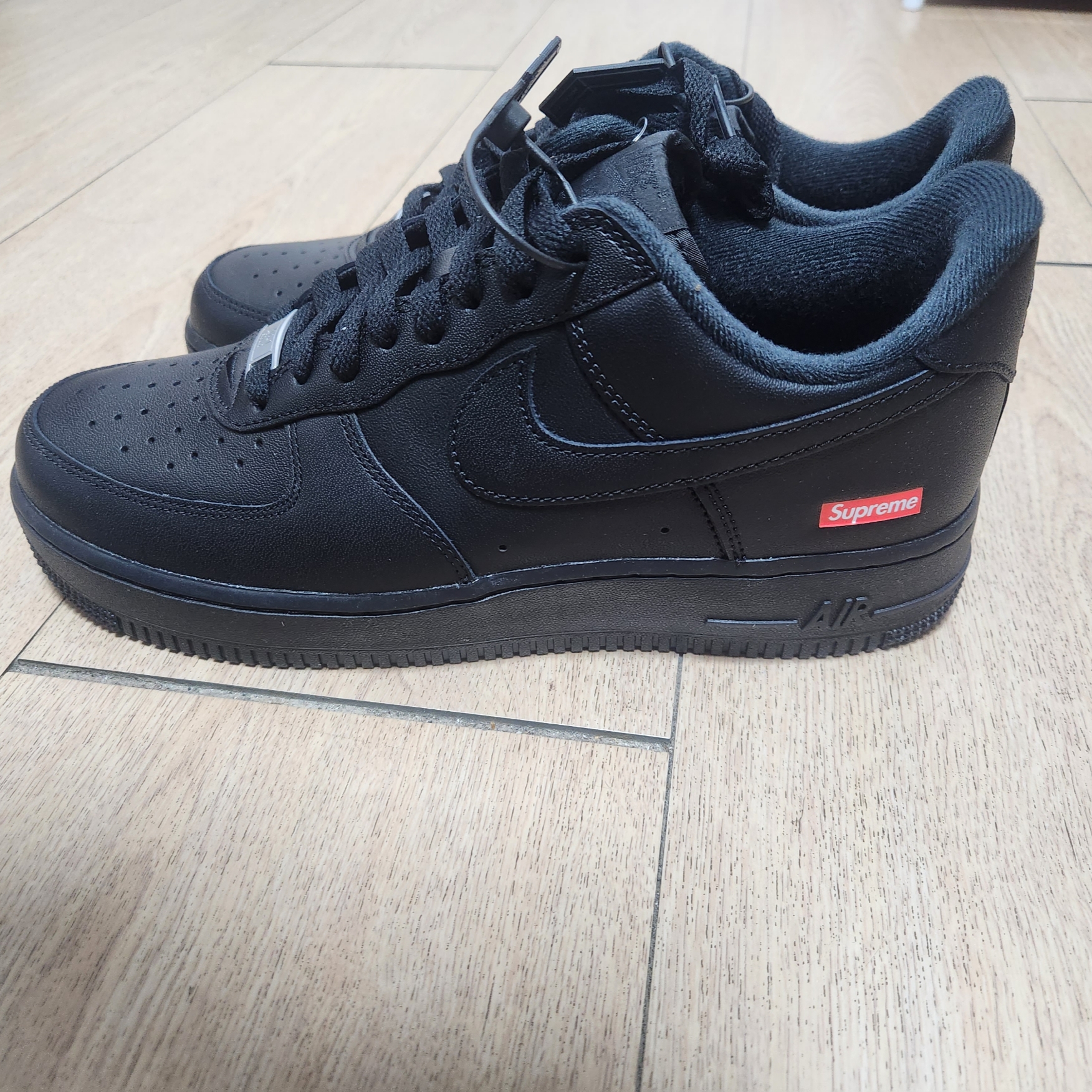 Nike x Supreme Air Force 1 Low Black 착용 스타일