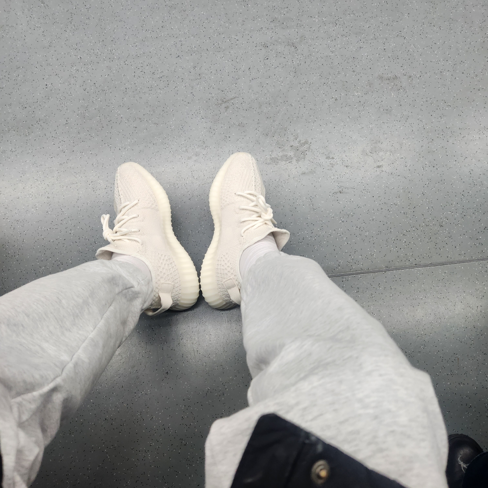 Adidas Yeezy Boost 350 V2 Bone 착용 스타일
