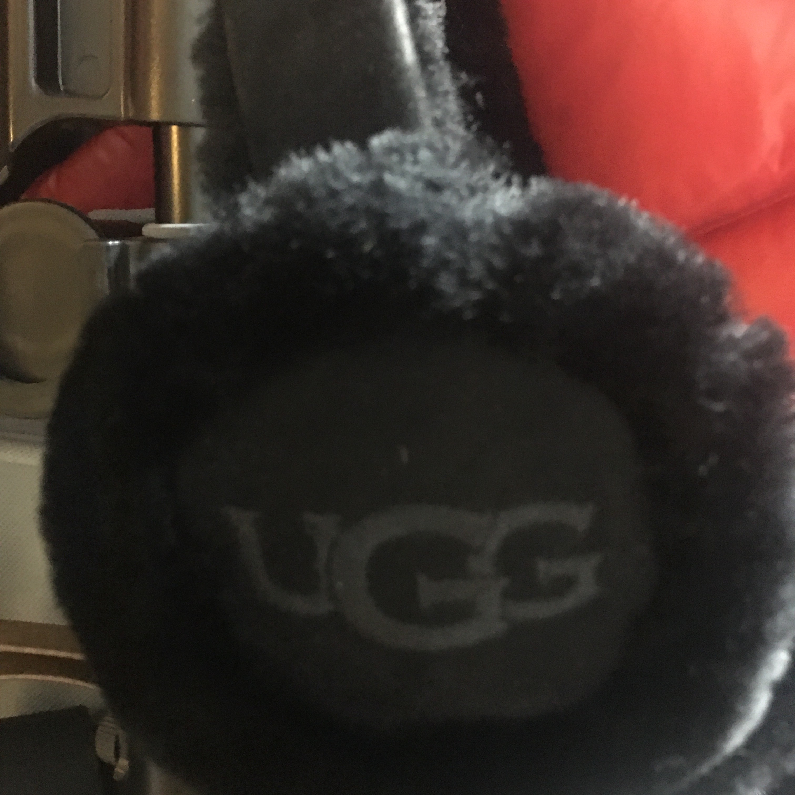 (W) UGG Embroidered Logo Earmuff Black 착용 스타일 - 2