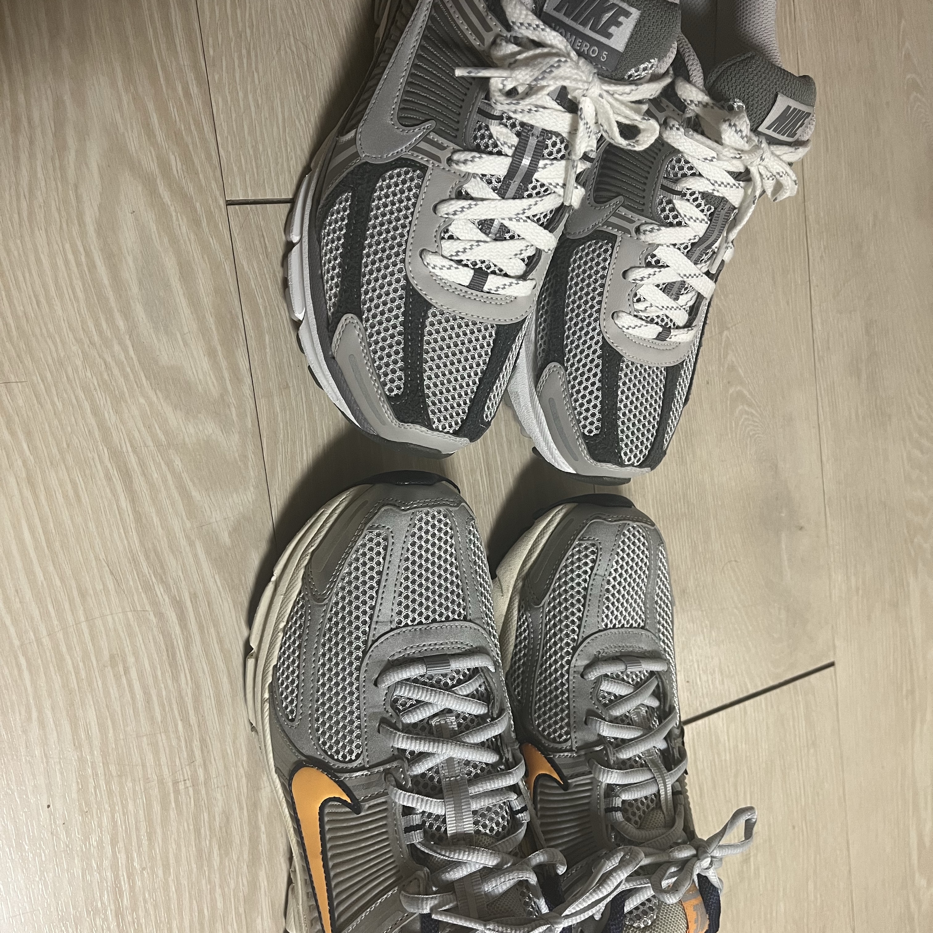 Nike Zoom Vomero 5 PRM Light Iron Ore and Flat Fewter, Nike Zoom Vomero 5 Pure Platinum and Laser Orange 착용 스타일