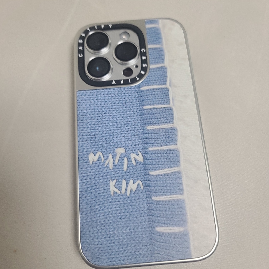 Casetify x Matin Kim iPhone Knit Magsafe Mirror Case Silver 착용 스타일