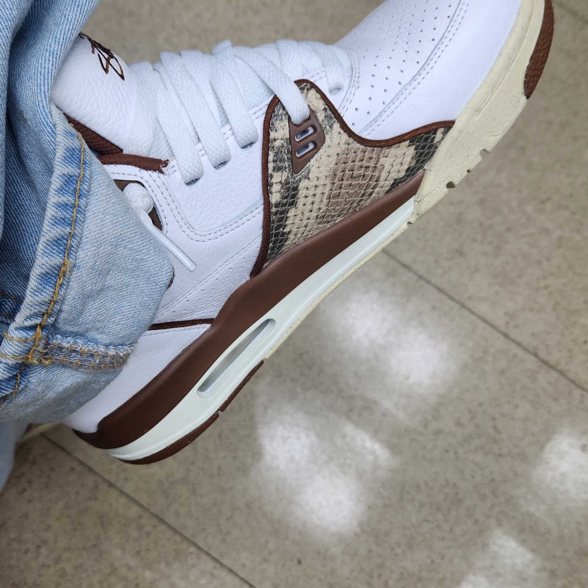 Nike x Stussy Air Flight 89 Low White and Pecan 착용 스타일 - 2