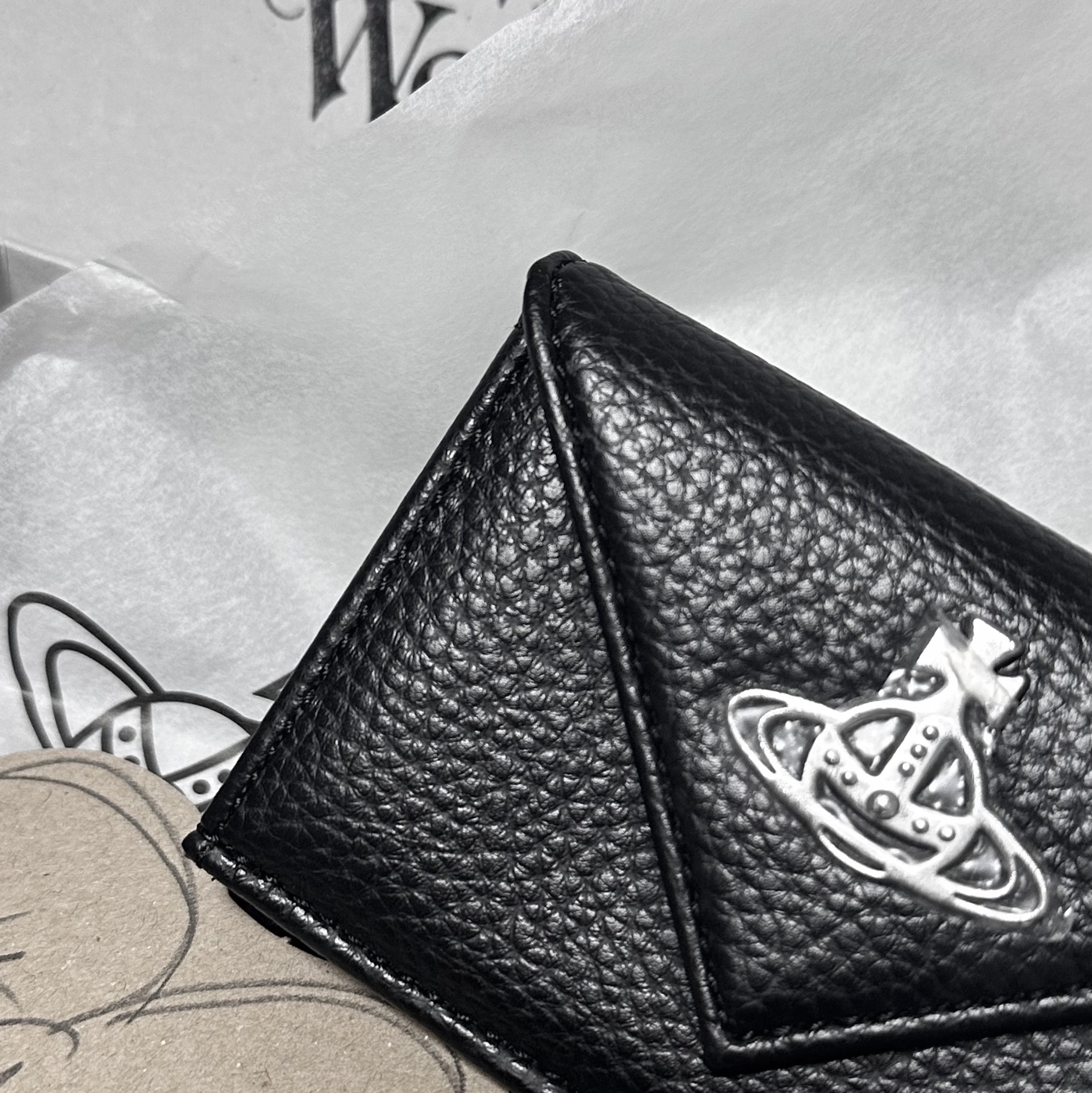 Vivienne Westwood Re-Vegan Grain Envelope Bill Fold with Pocket Black 착용 스타일