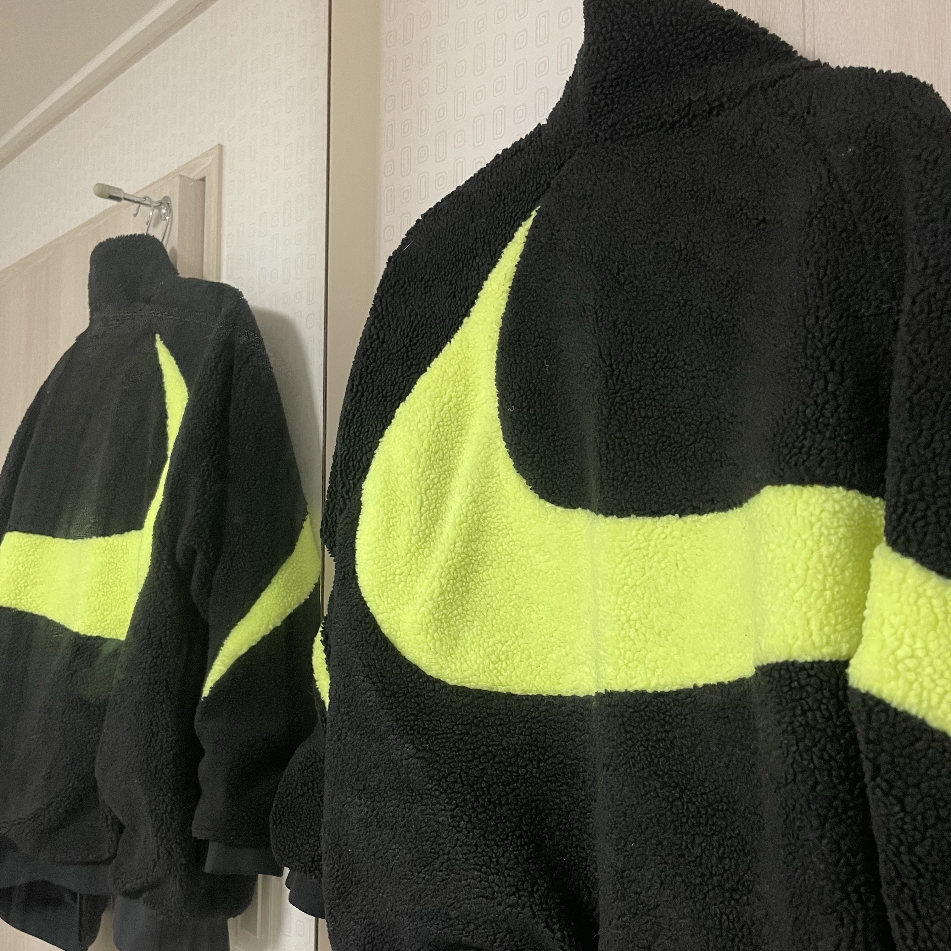 Nike Big Swoosh Full Zip Jacket Black Volt 착용 스타일