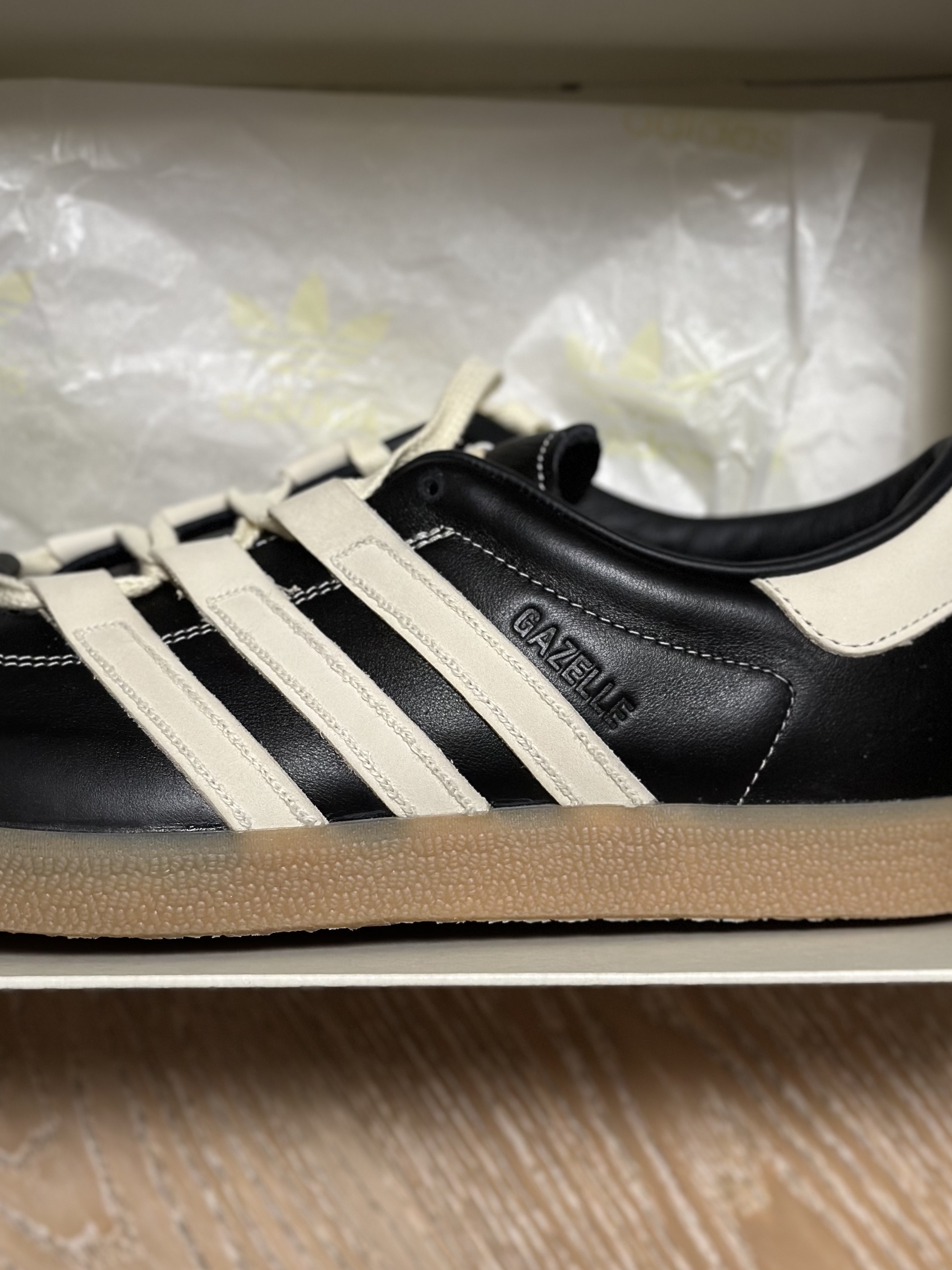 Adidas x Foot Industry Gazelle Core Black Cream White 착용 스타일 - 2