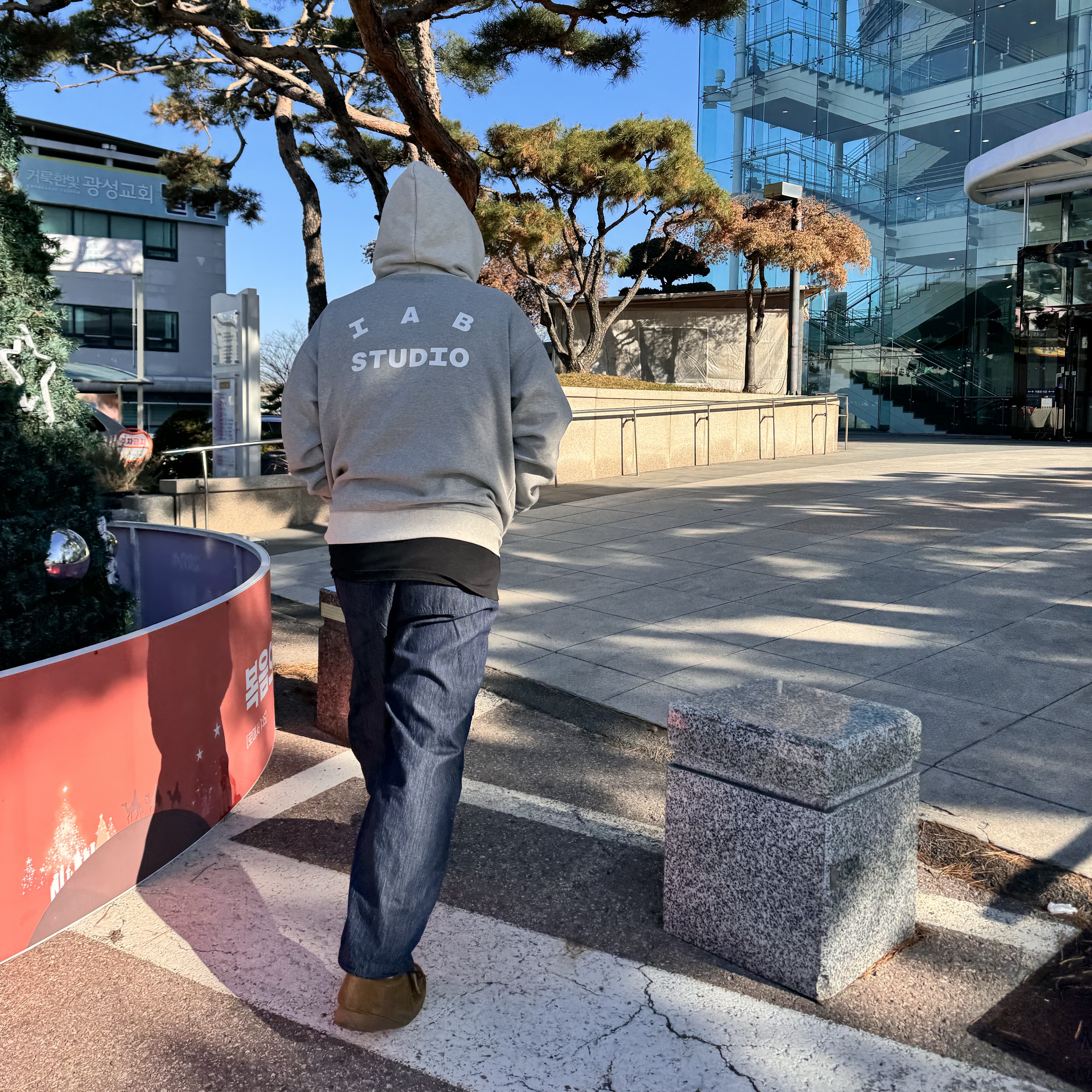 IAB Studio Hoodie Dual Gray, Clarks Wallabee Cola 착용 스타일 - 2