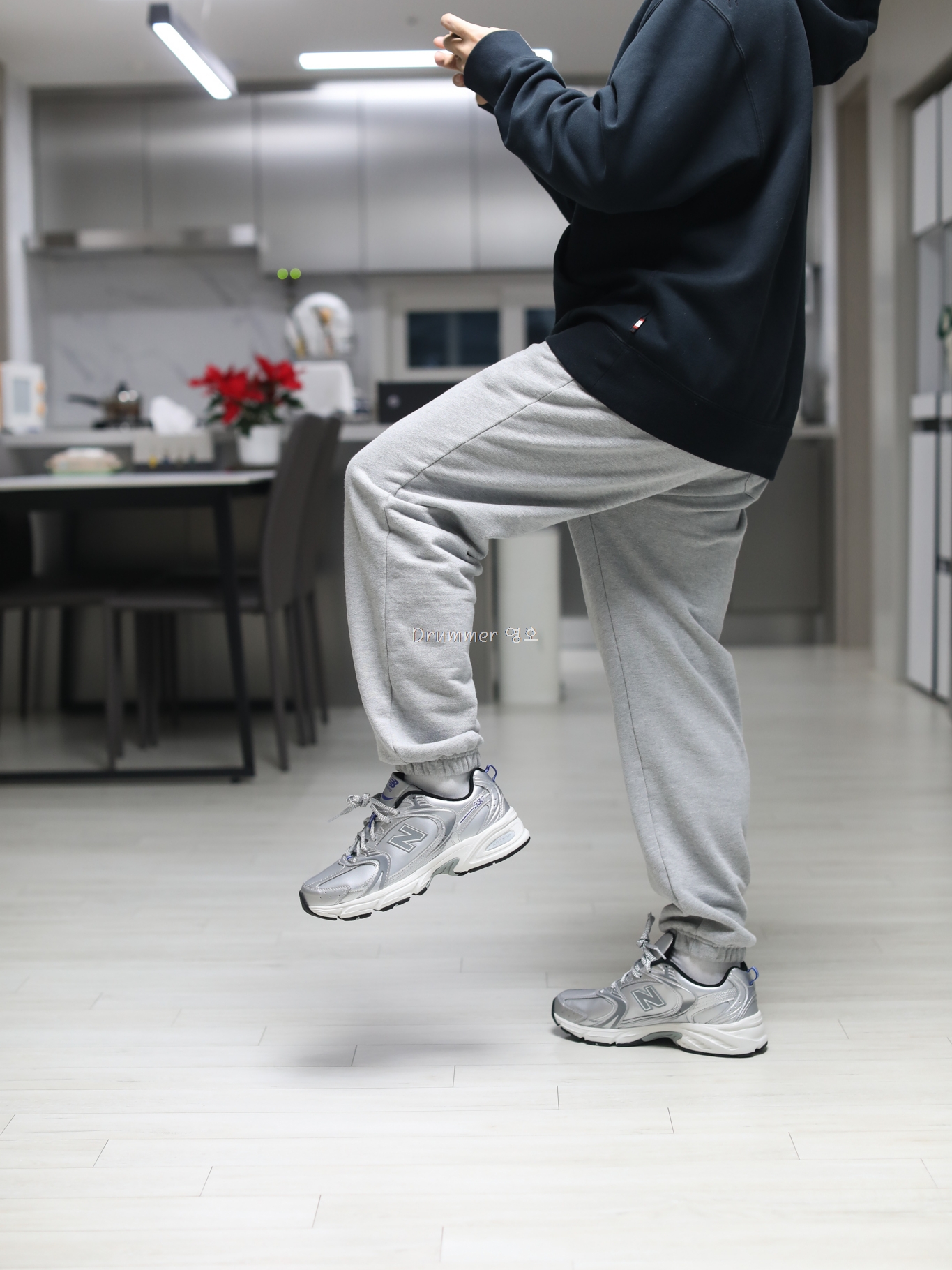 New Balance x Yeseyesee 530 Silver Royal Blue 착용 스타일 - 2