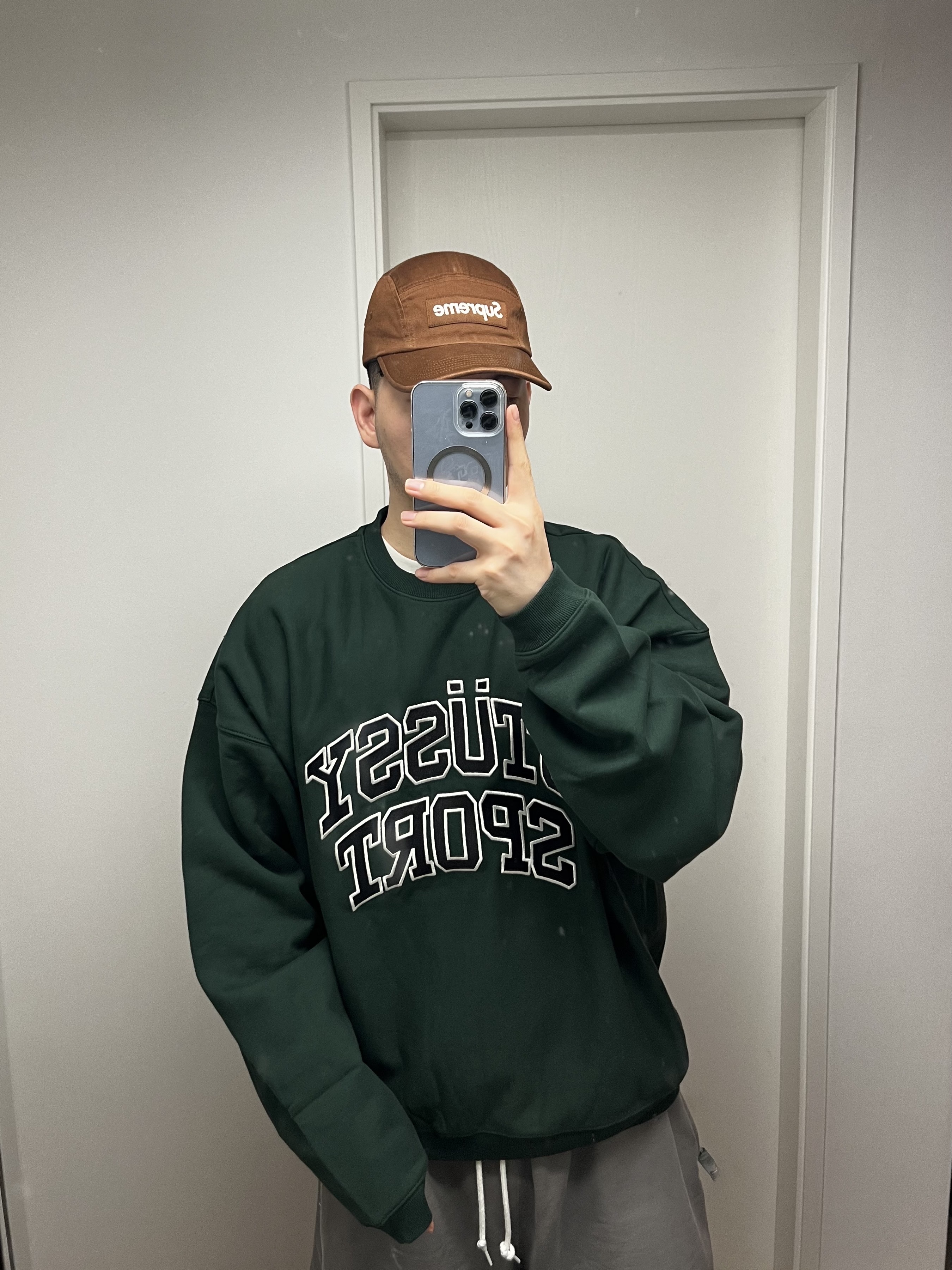 Stussy Sport Relaxed Oversized Crew Pine, Supreme Washed Chino Twill Camp Cap Brown - 22SS 착용 스타일