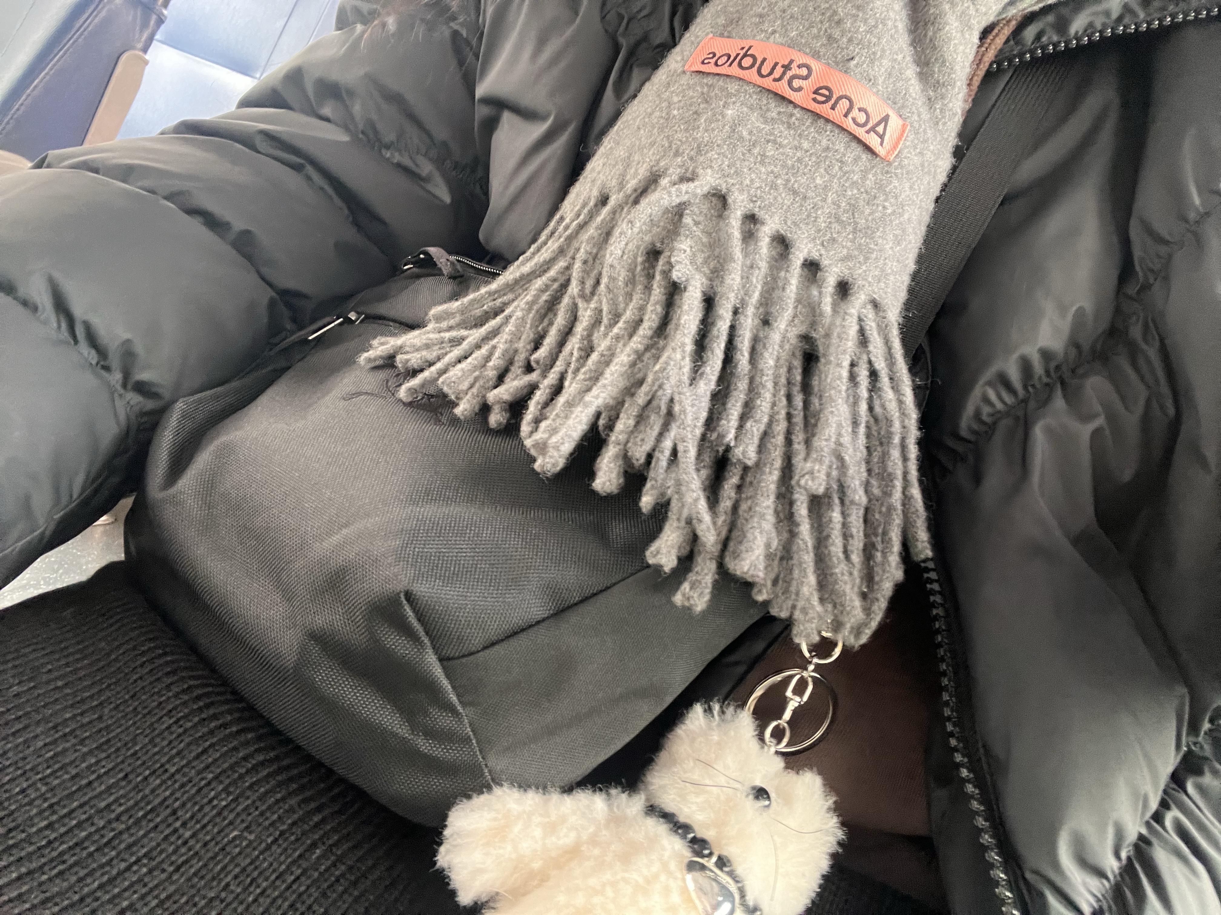 Acne Studios Narrow Wool Fringe Muffler Grey Melange, [KREAM 단독] Monamhee Creami Keyring Cream 착용 스타일