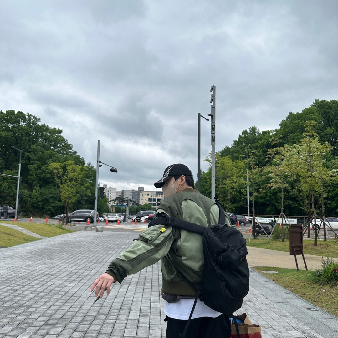 Yeezy Gap Engineered By Balenciaga Flame Cap Black 착용 스타일 - 1