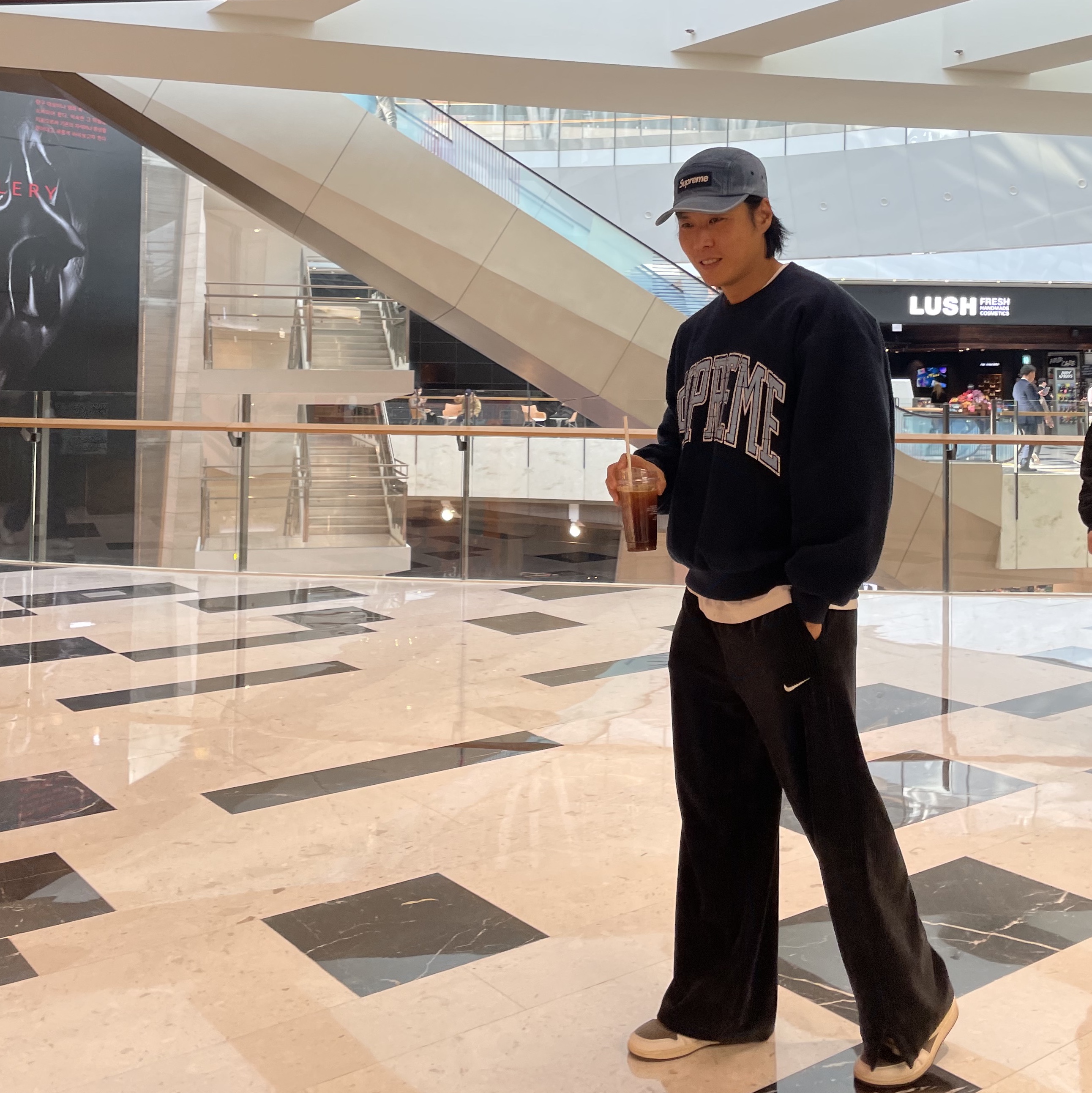 Supreme Inside Out Crewneck Navy - 23FW, Jordan 1 x Travis Scott Retro Low OG SP Sail and Ridgerock 착용 스타일 - 3