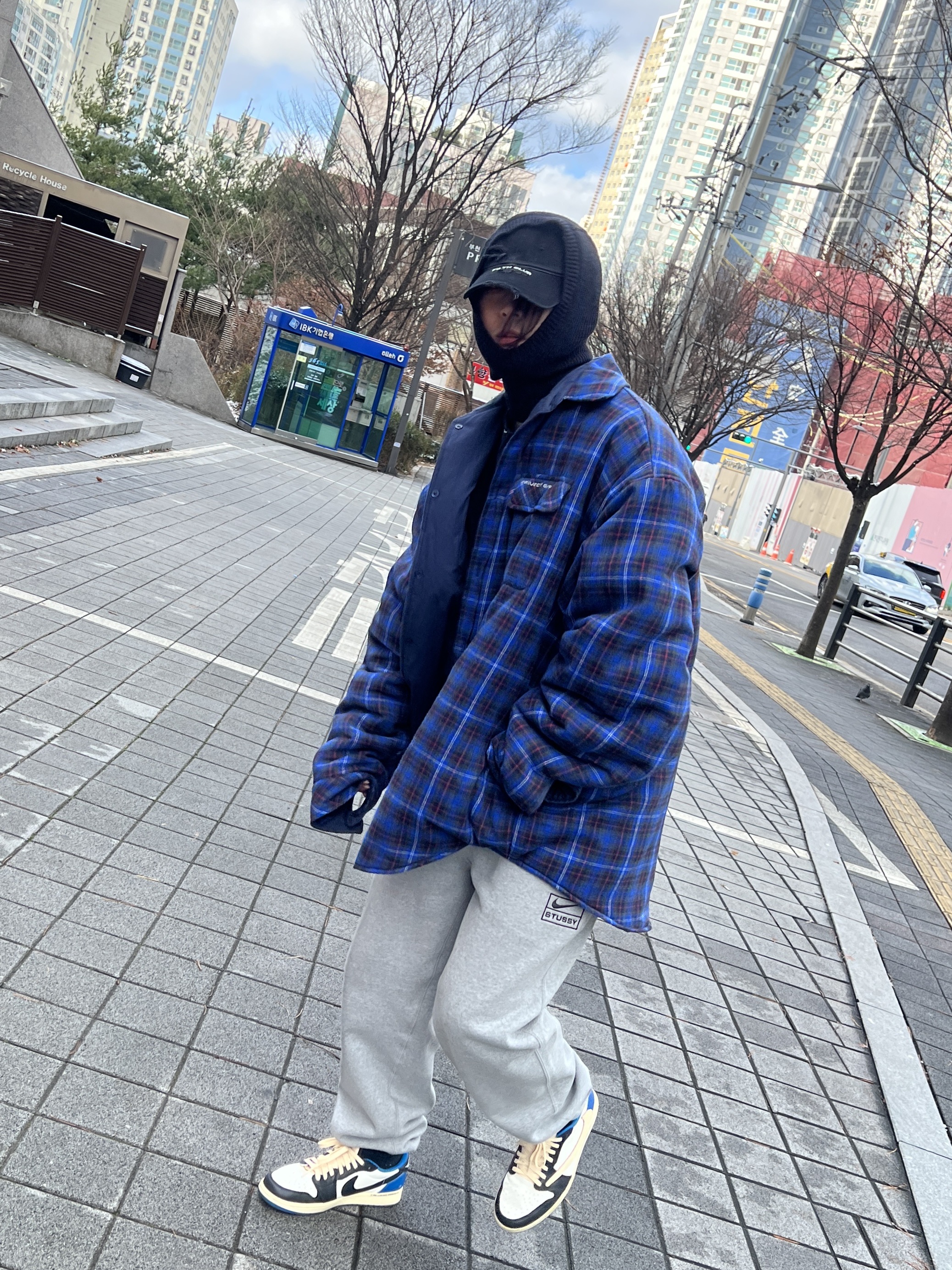 Project G/R Reversible Padded Check Shirt Navy, Project G/R Distressed Filth Club Cap Washed Black 착용 스타일